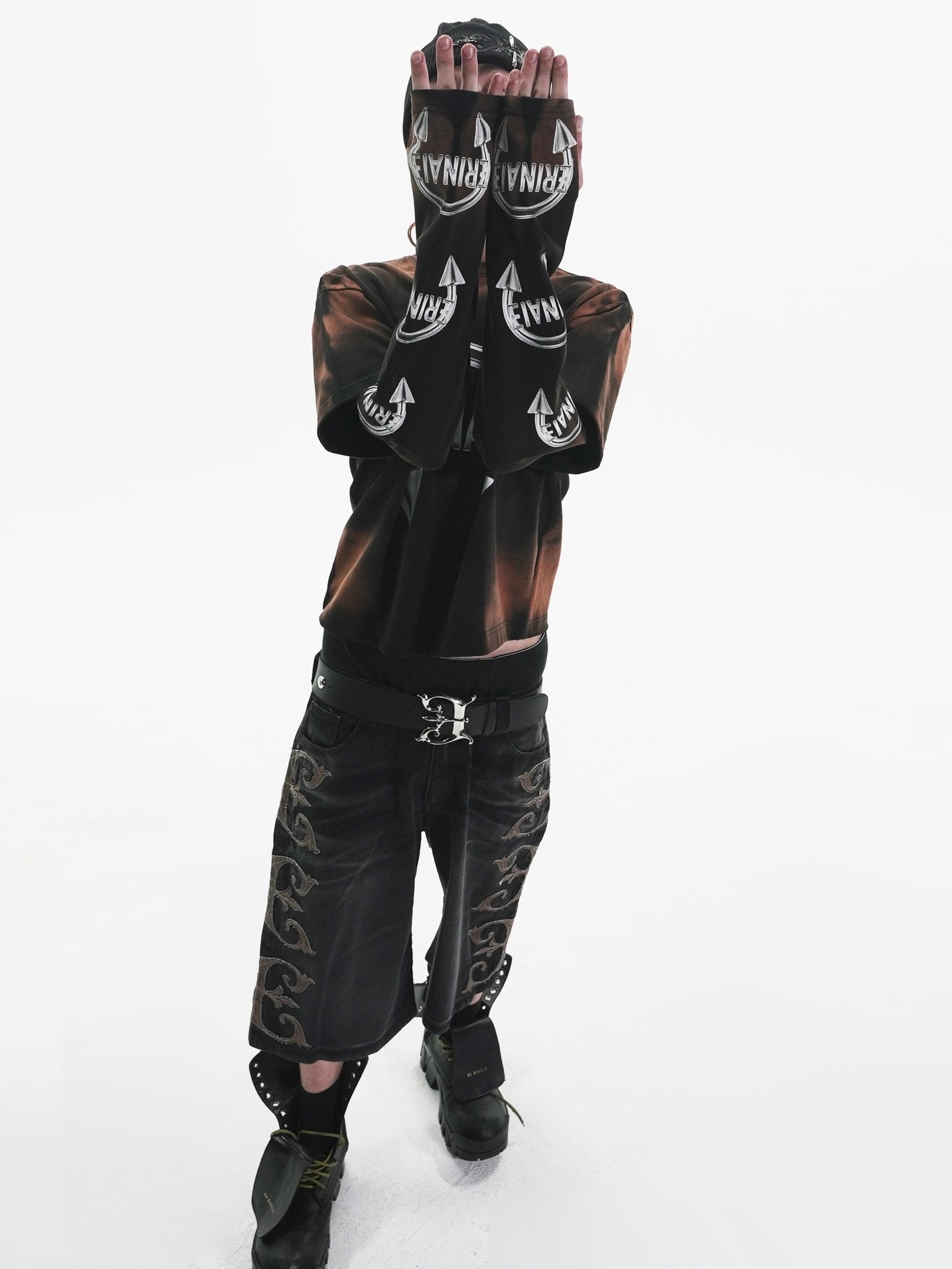 【E RIN AI E】PIERCED RUST DOUBLE LONG SLEEVE T