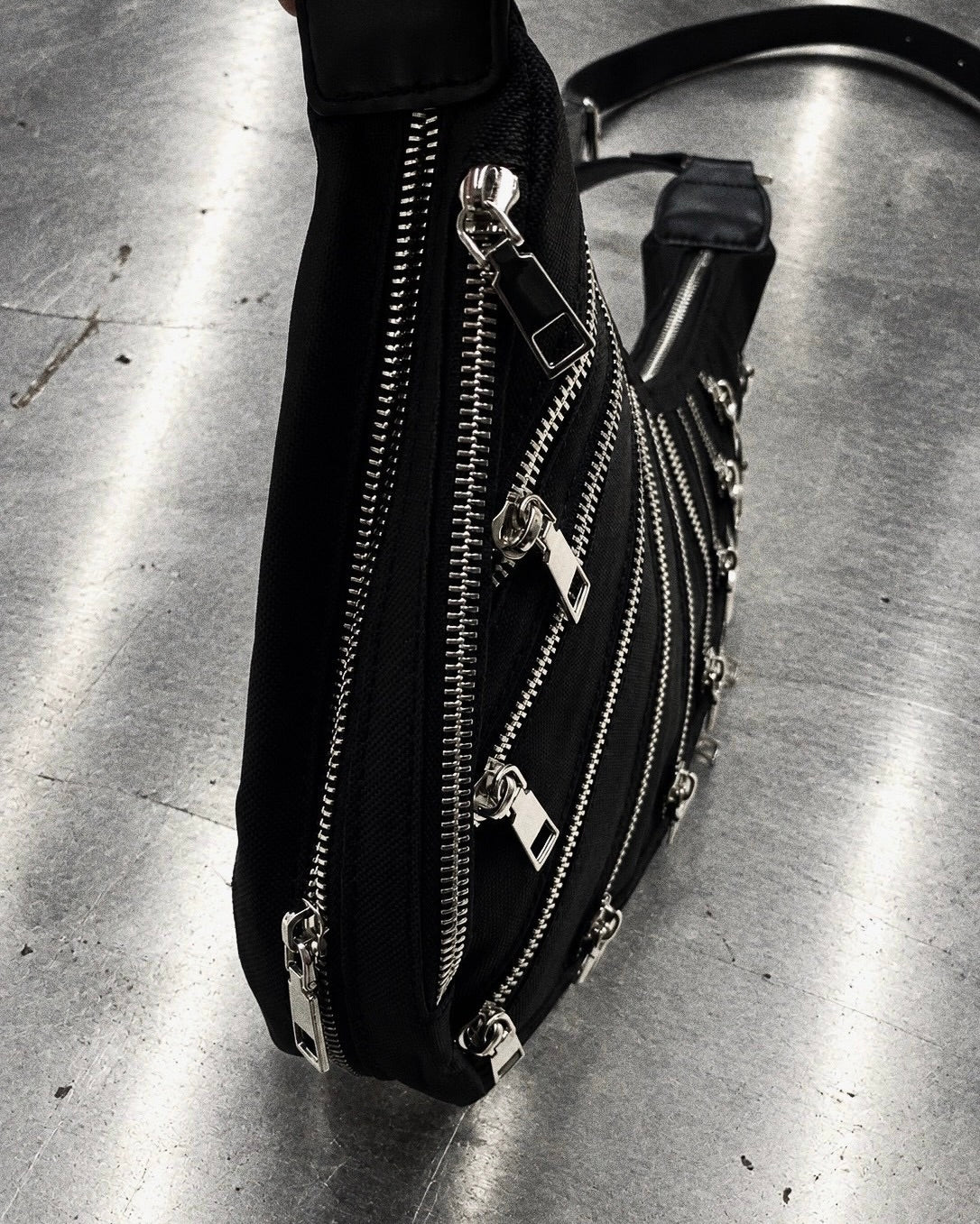 【YIKAI LABORATORY】EXOSKELETON ZIPPER BAG