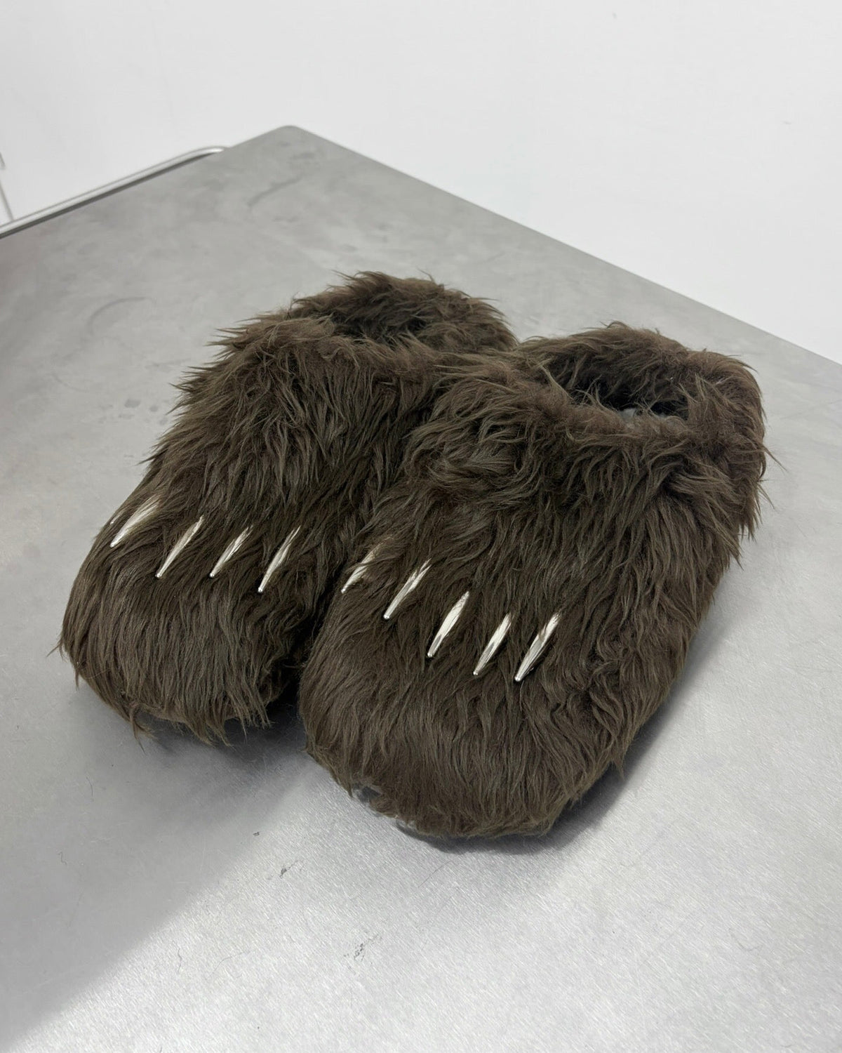 9/18 20:00 発売
国際配送【Nerd out XU】Kumasan Fur Slippers