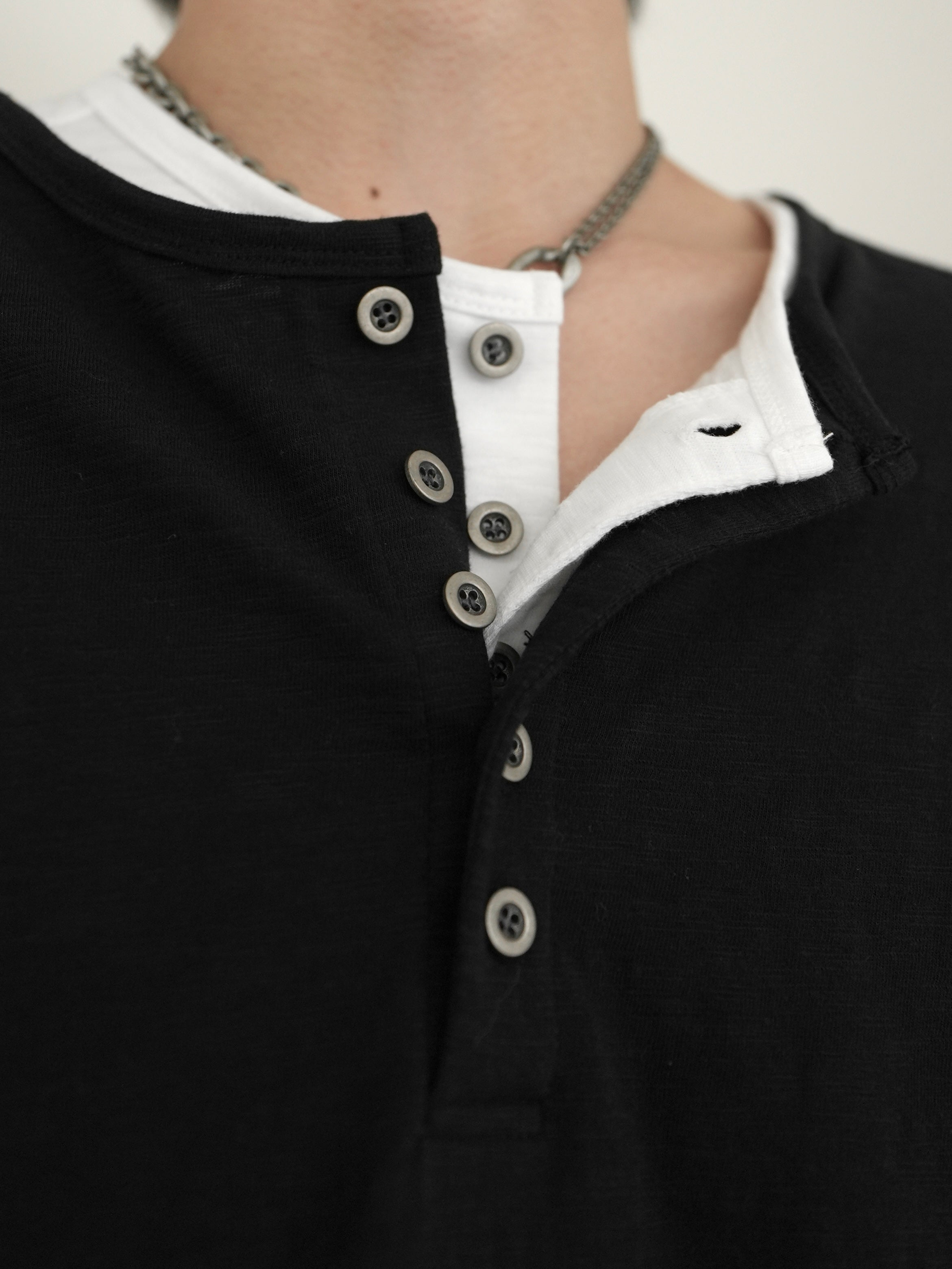 5/23 20:00発売【CHIKASHITSU PLUS HIGH】Steel button henley neck tee (2color)