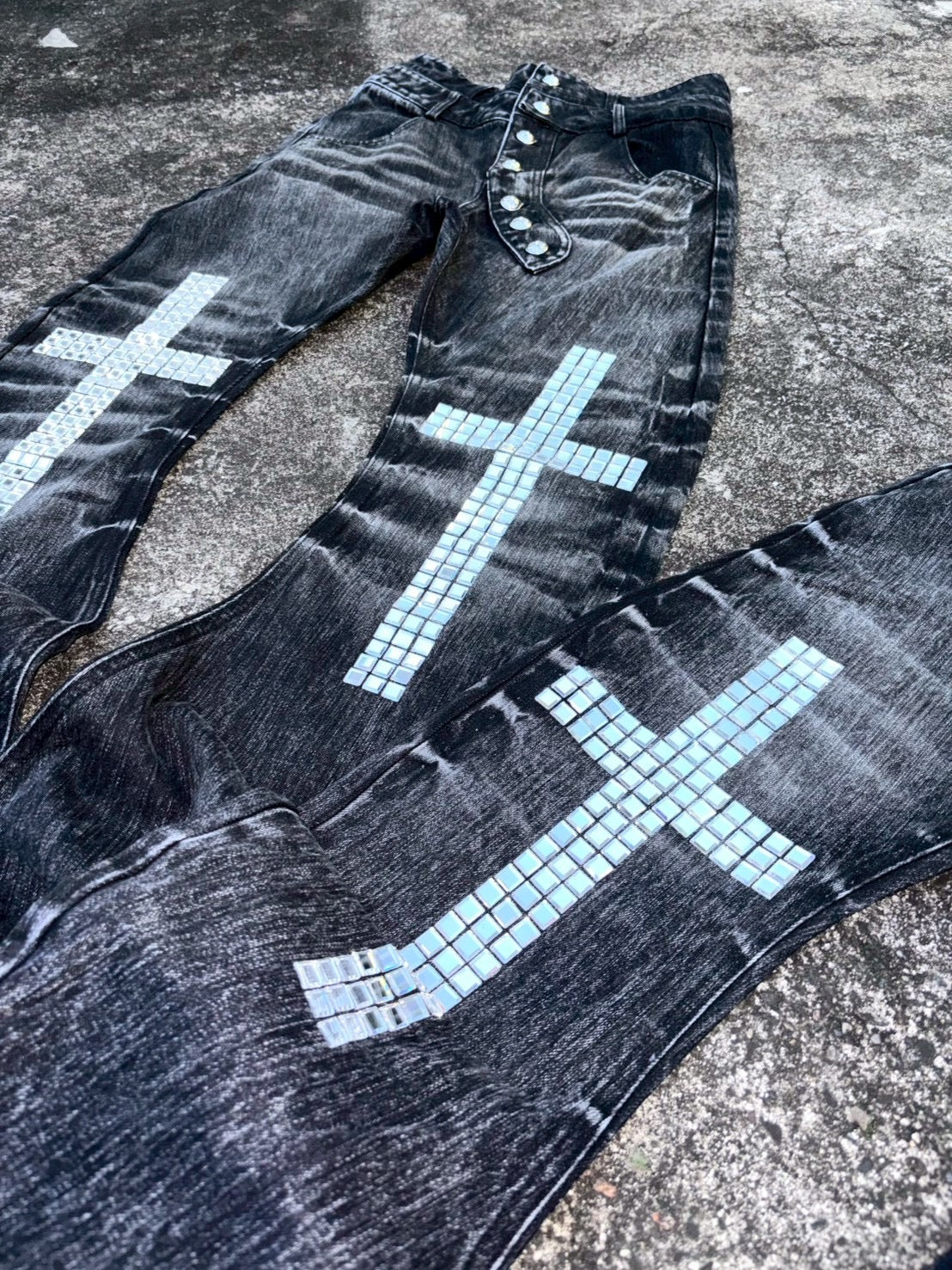 7/11 20:00発売　国際配送【BABY09】cross studs flare denim pants