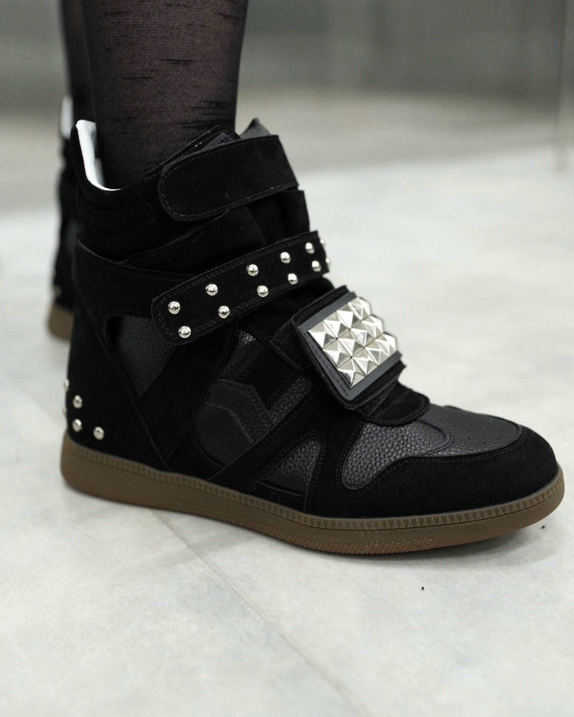 国際配送【Never mind the XU】Studs Wedge High Top Sneakers