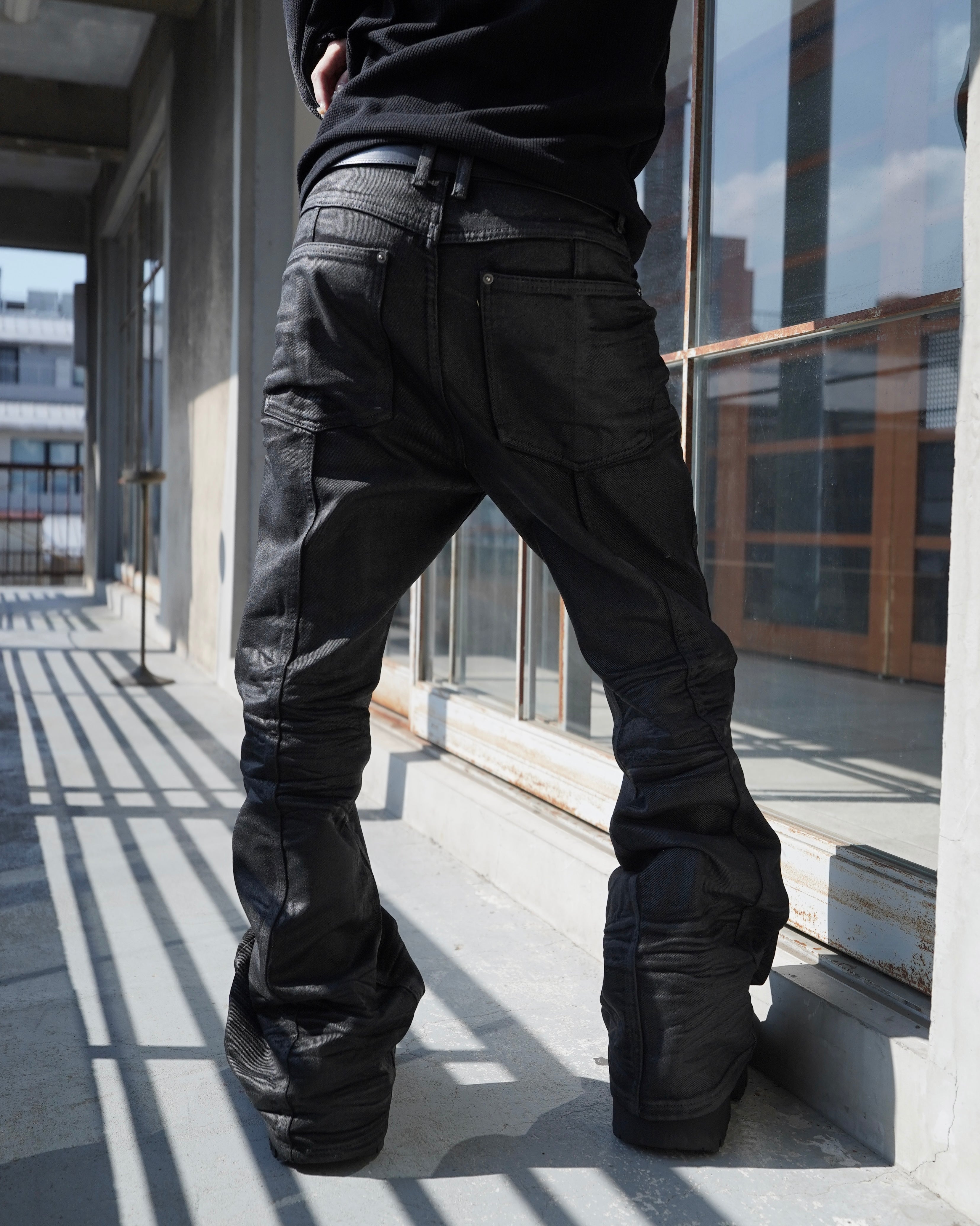 【CHIKASHITSU PLUS HIGH】Linear coating denim flare pants
