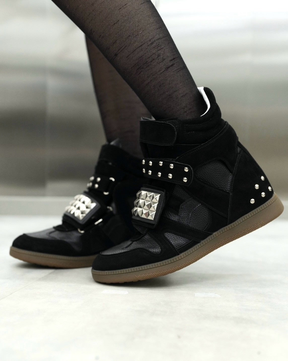 国際配送【Never mind the XU】Studs Wedge High Top Sneakers