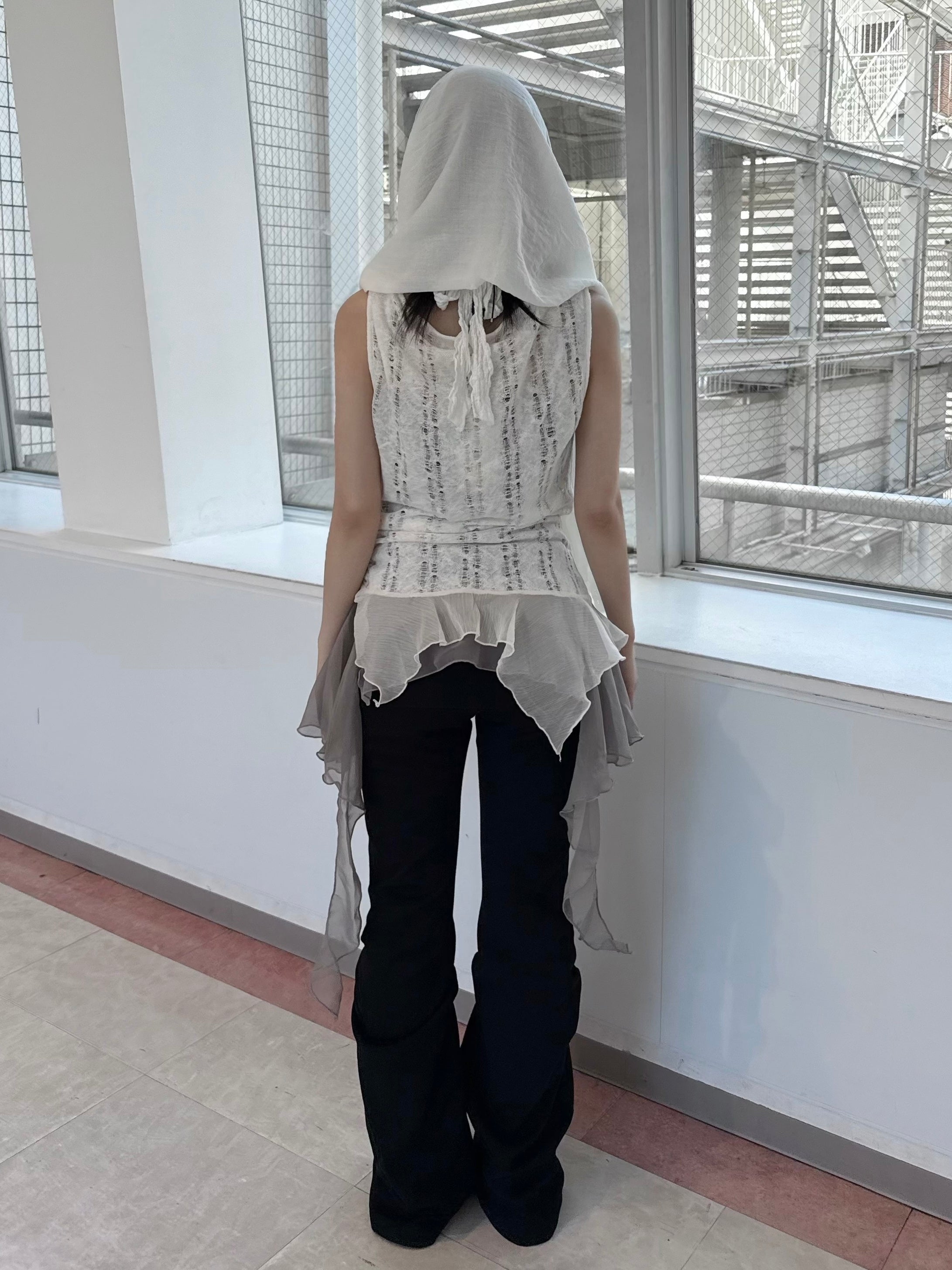 受注制【nmtc+】asymmetry wave strap camisole (2color)