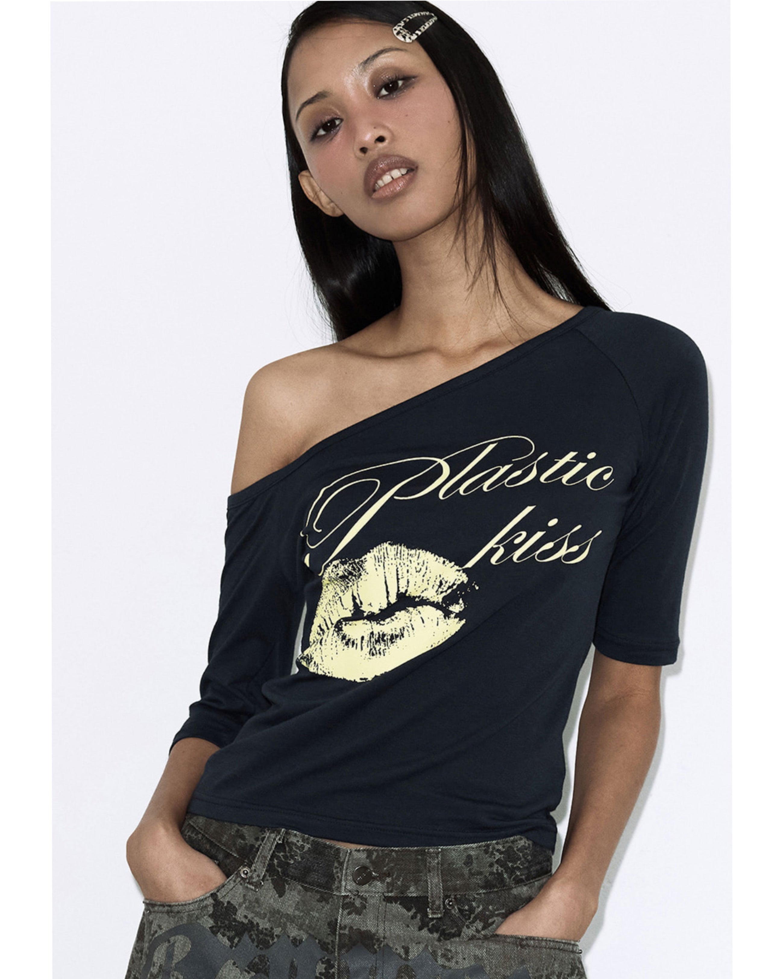 【FANCY CLUB】PLASTIC KISS ONE-SHOULDER TOP