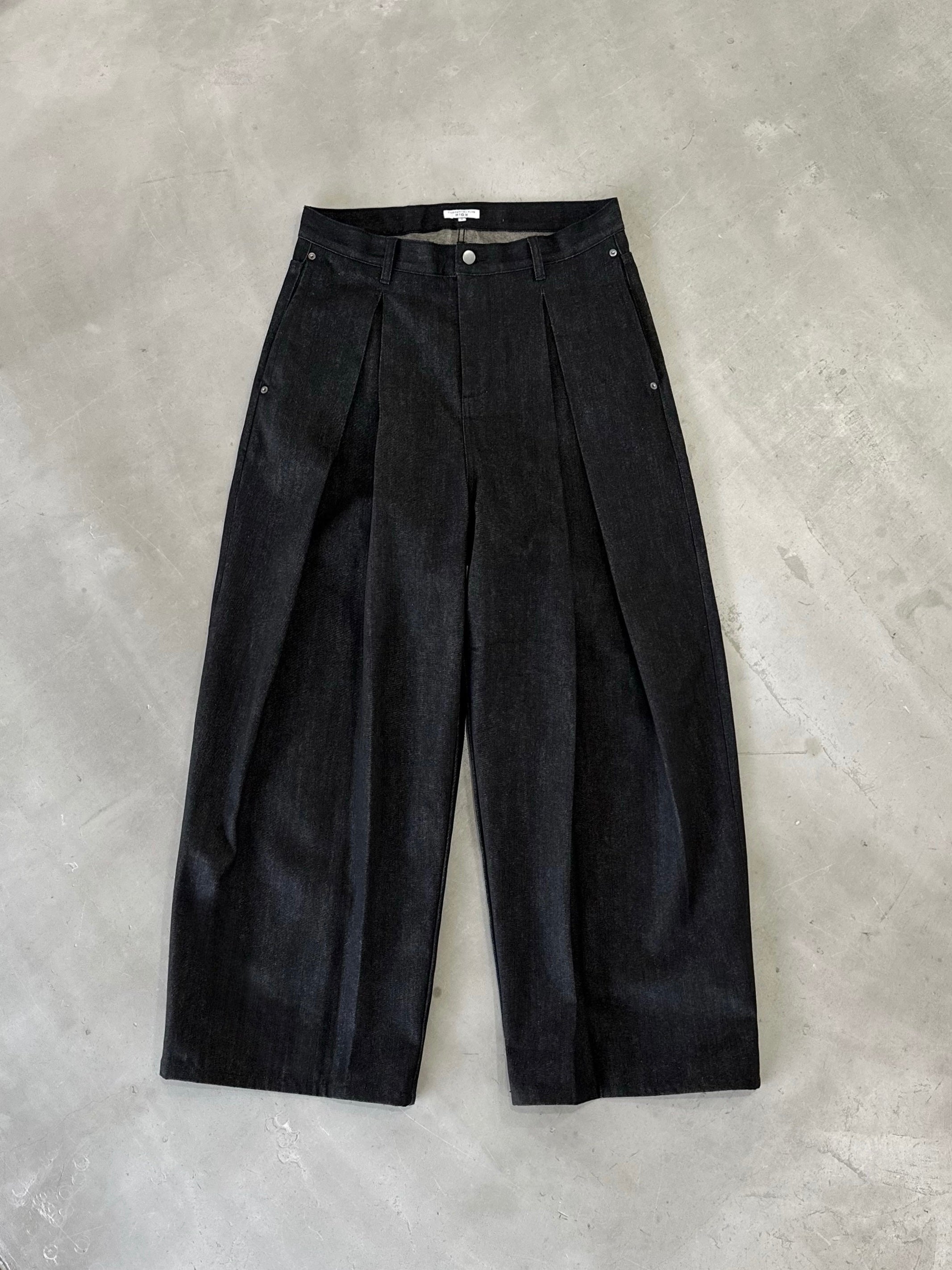 5/23 20:00発売【CHIKASHITSU PLUS HIGH】Deep tuck raw denim pants