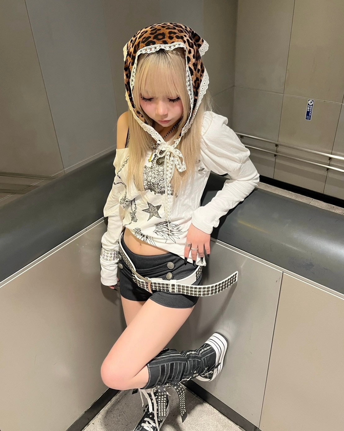 国際配送【BABY09】one-shoulder graffiti tops