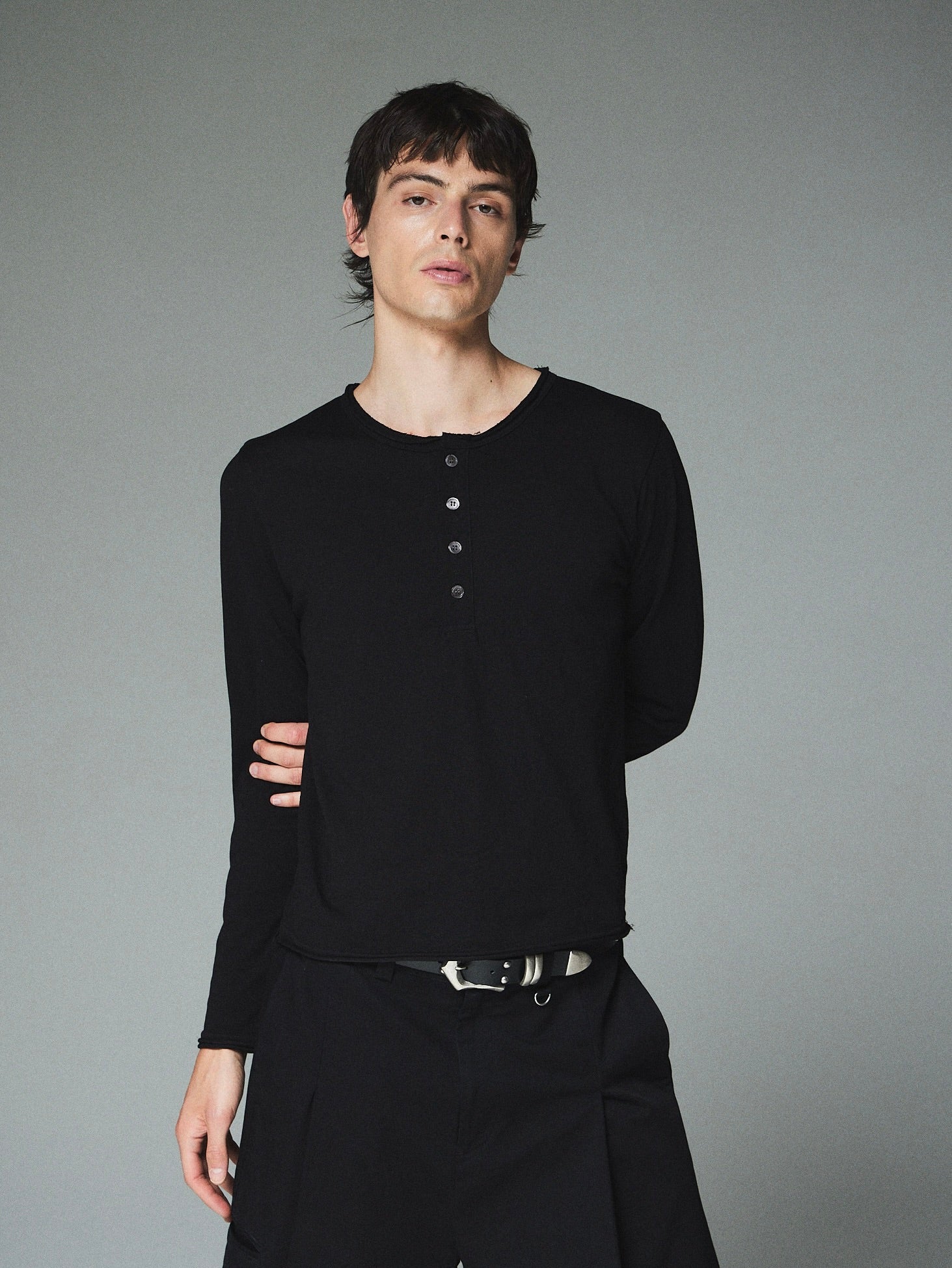 7/10 20:00 発売【CS】cut off henley neck tee