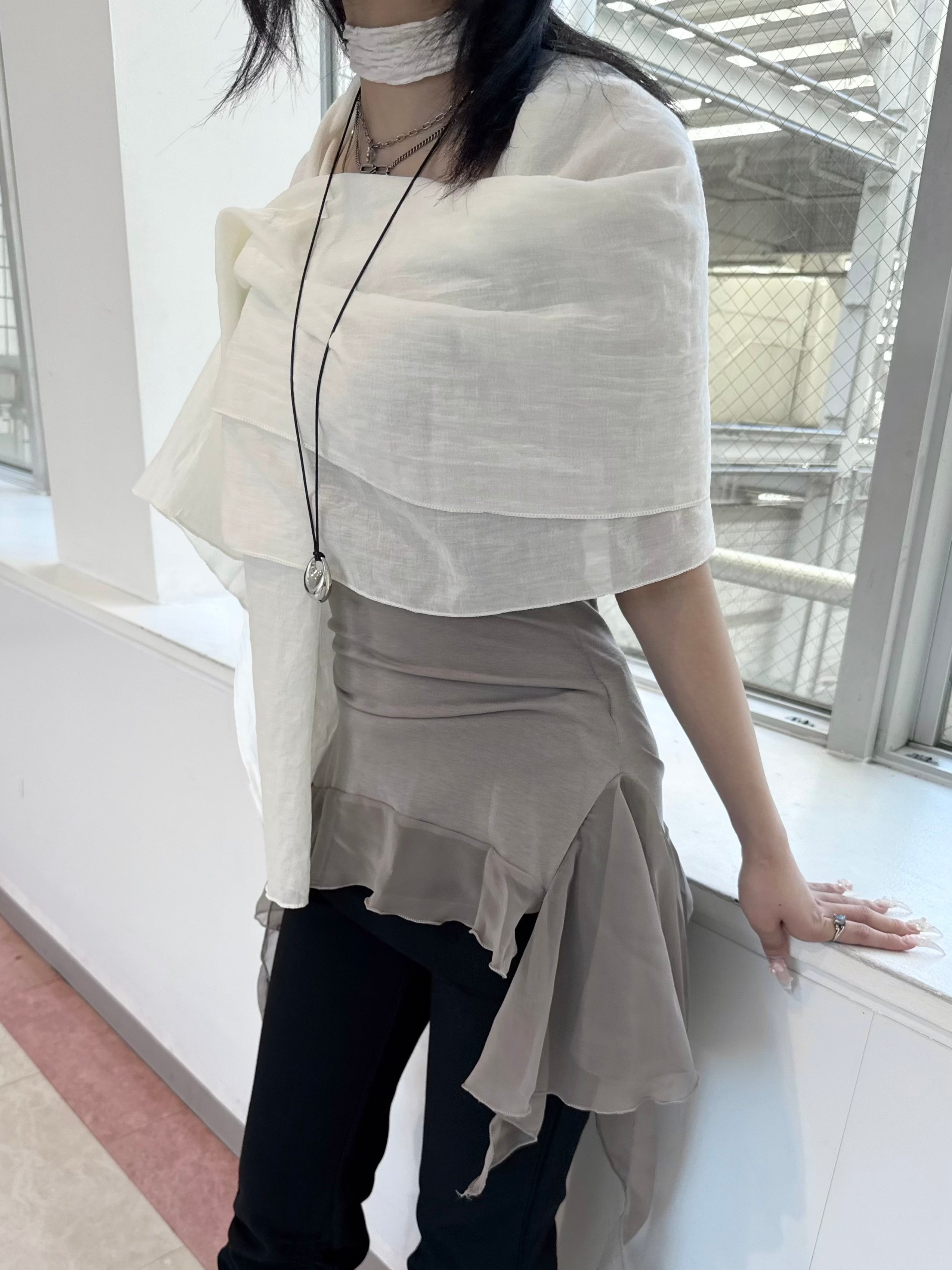 受注制【nmtc+】asymmetry wave strap camisole (2color)