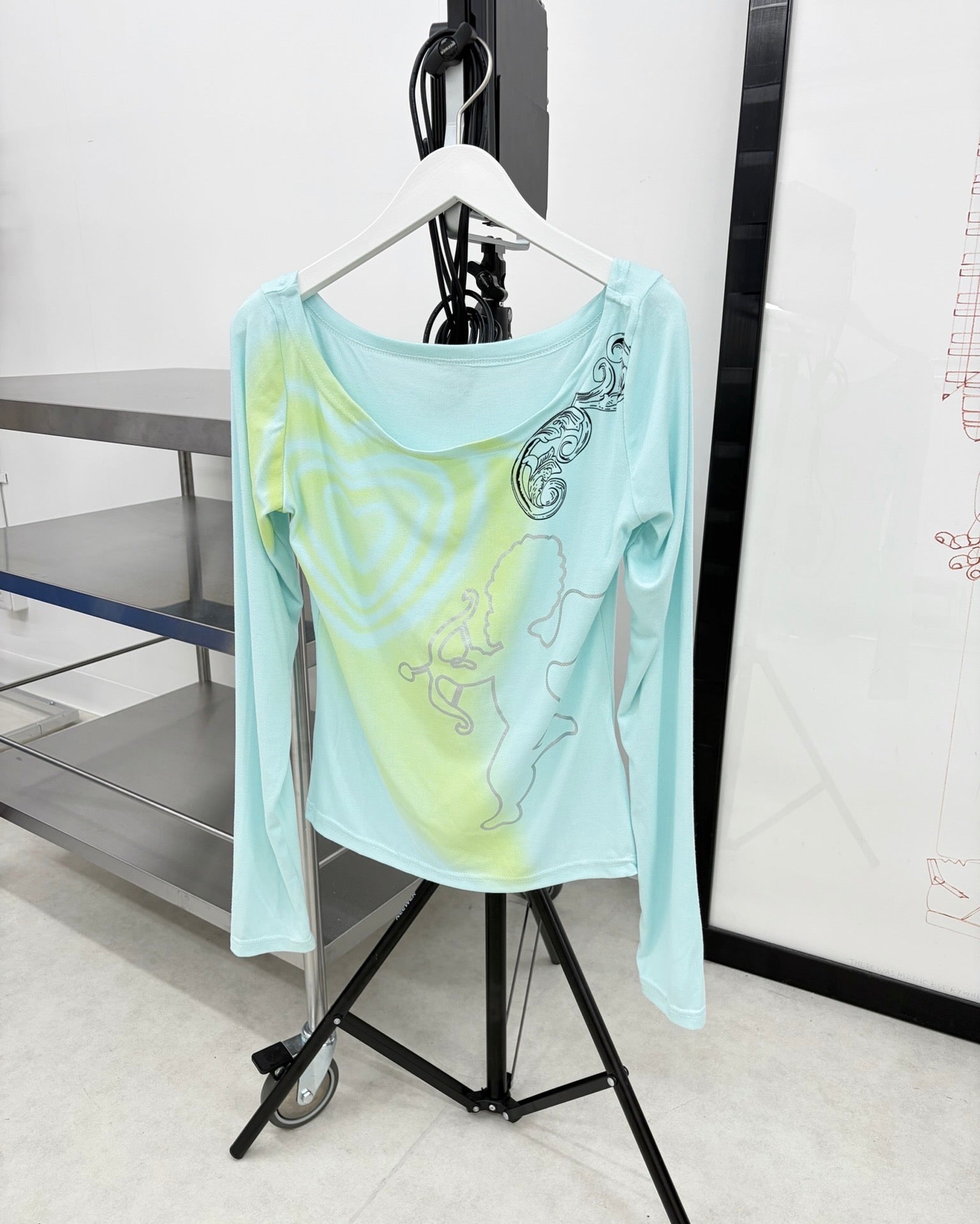 9/18 20:00 発売
国際配送【Nerd out XU】Off Shoulder Angel Print Long Sleeve Tee