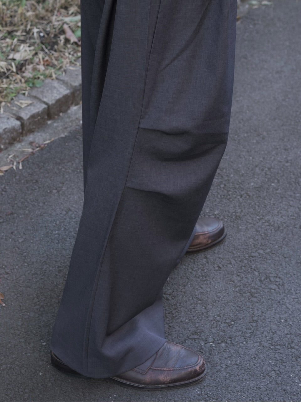 東京店WEB限定【Chikashitsu +】full length knee tuck slacks (2color)