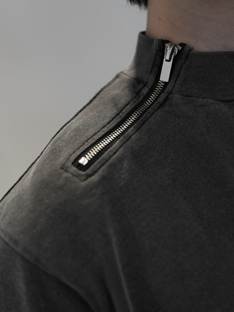 【CS】Shoulder zip mockneck tee (pigment black) / 【シーエス】ショルダージップモックネック半袖Tシャツ