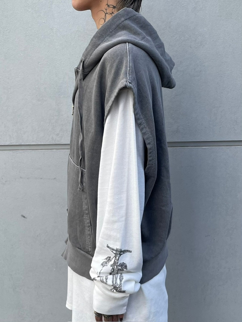 受注制【Never mind the XU】pigment sleeveless zip up hoodie (2color)