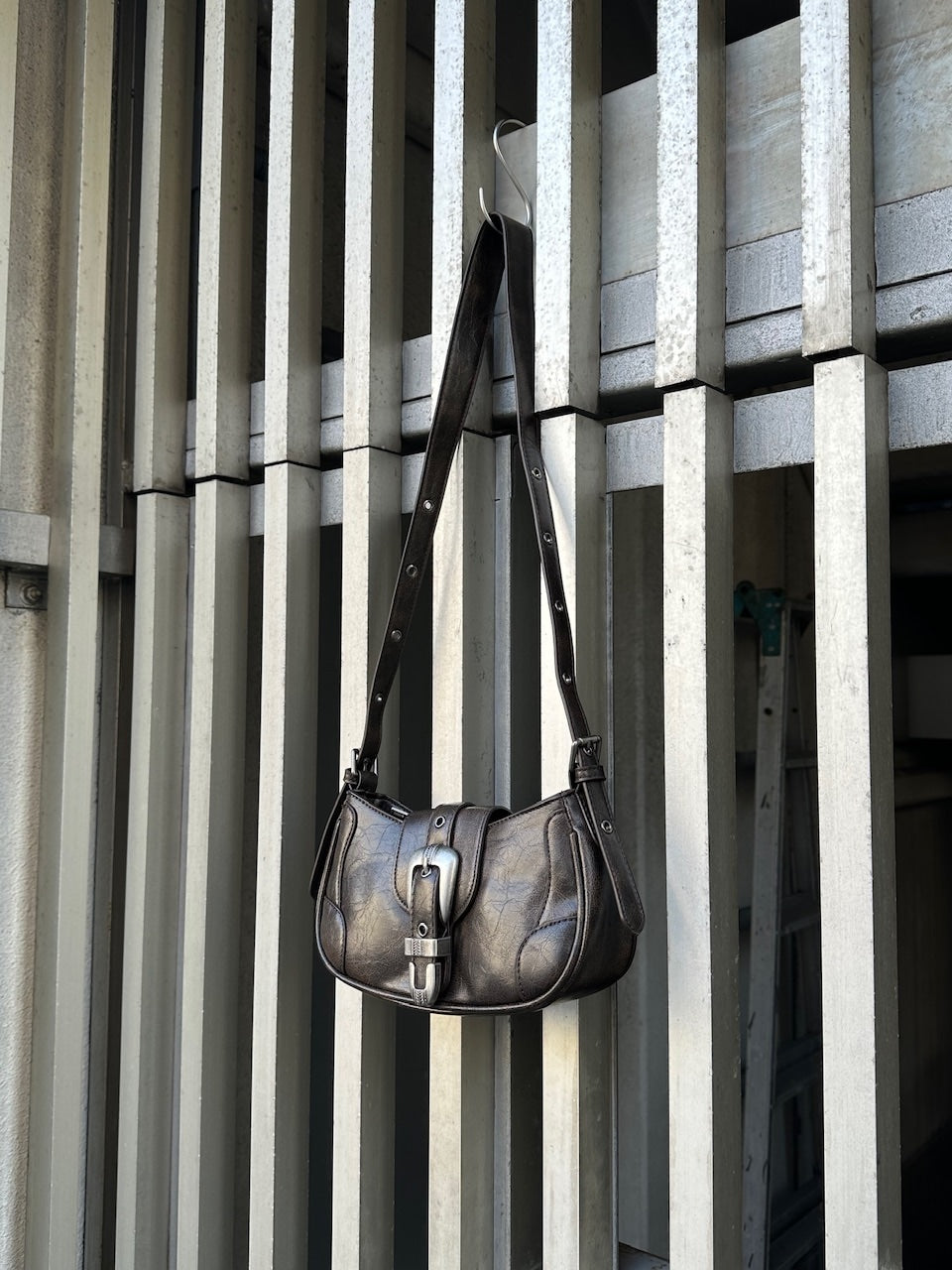 大阪店WEB限定受注制【Chikashitsu +】belt buckle shoulder bag (2color)