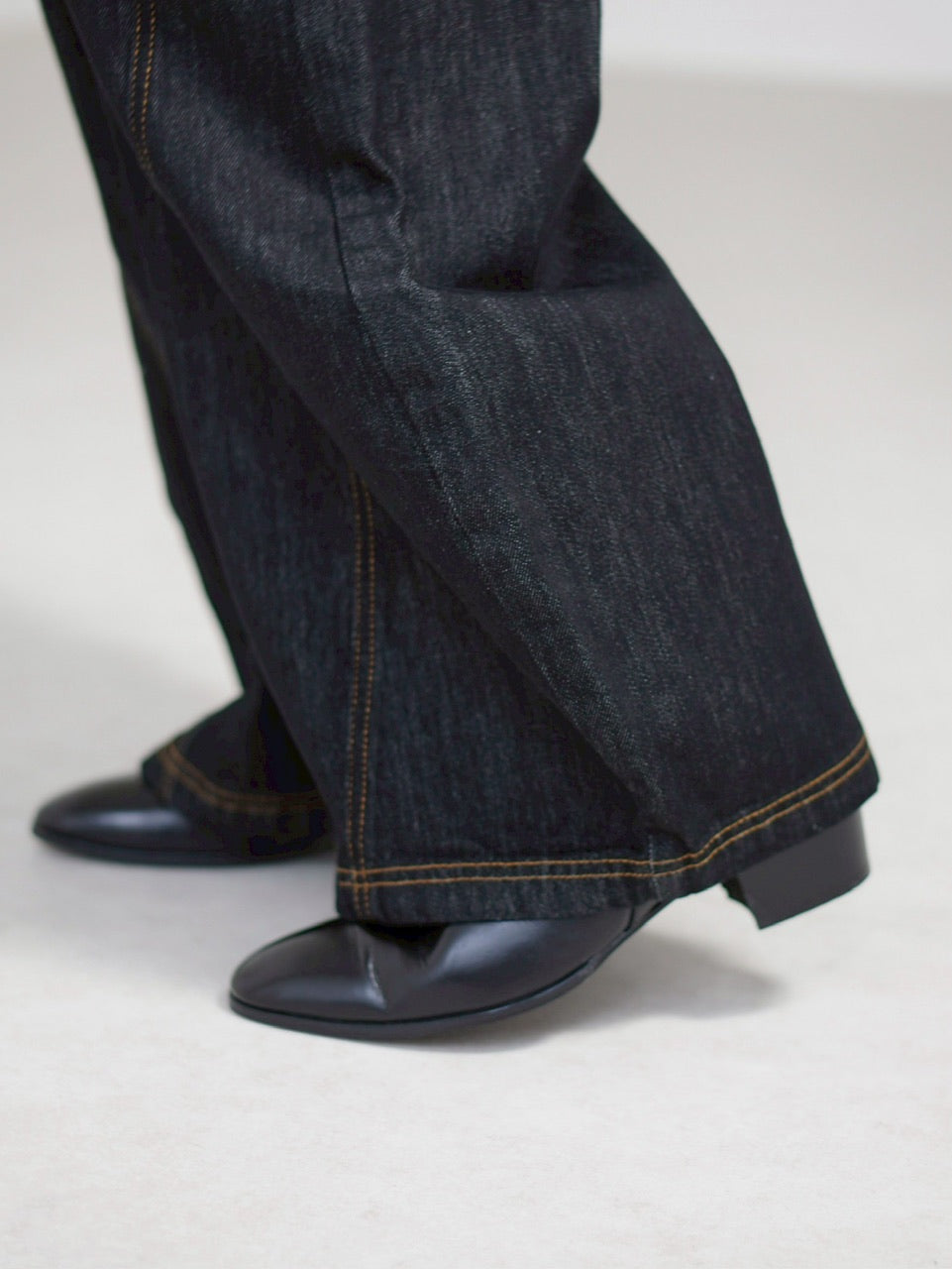 受注制【Chikashitsu +】lilting stitch curve denim pants / 【チカシツプラス】リルティングステッチカーブデニムパンツ