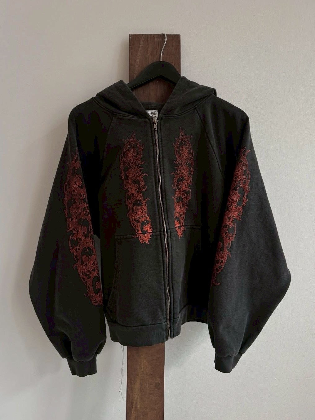 【BASKETCASE】AFFLICTED, zip-up hoodie / 【バスケットケース】インフェルノデザインポケットジップパーカー