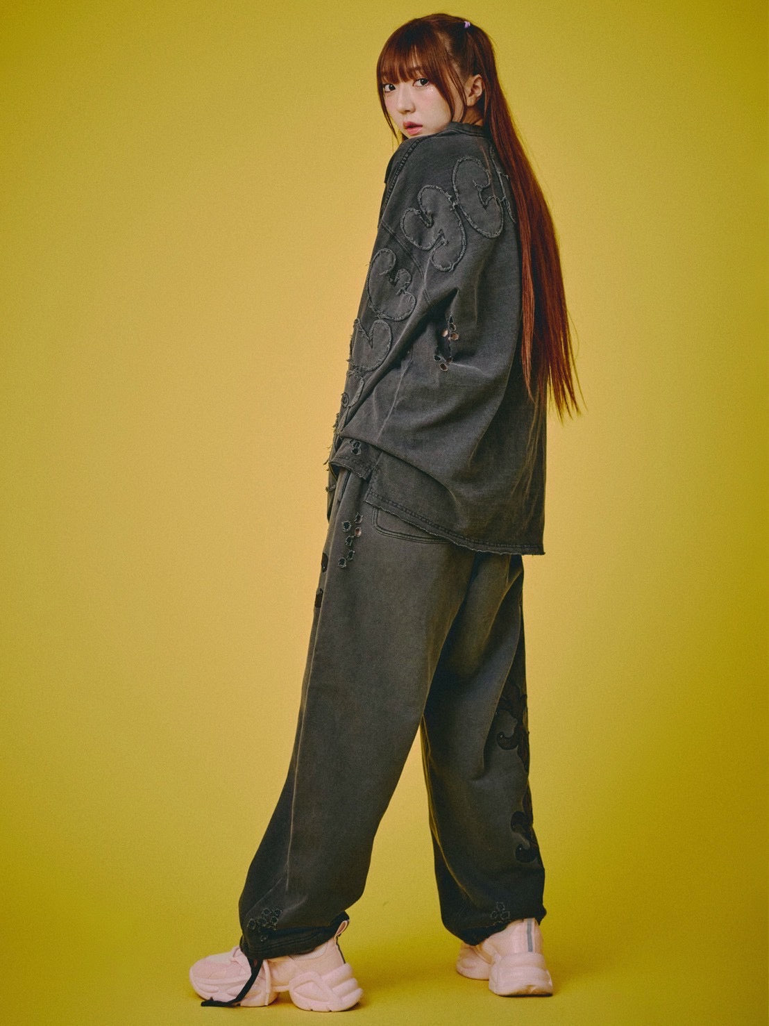 【GALFY】ぼろぼろロゴ百合の紋スウェットパンツ