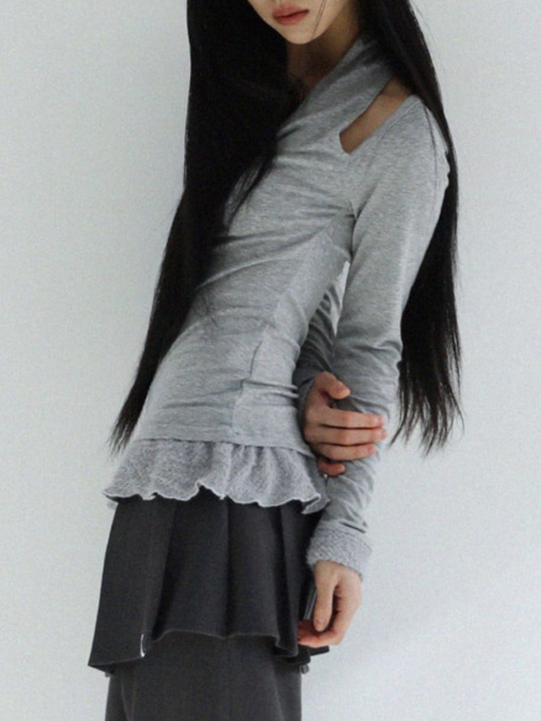 12/21 20:00 発売【Uglyshadow】SCARF FUR FRILL T-SHIRT