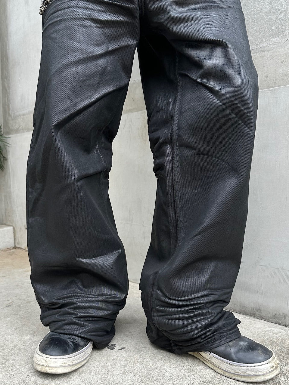 大阪店WEB限定受注制【Chikashitsu +】emboss coating denim pants / 【チカシツプラス】エンボスコーティングデニムパンツ