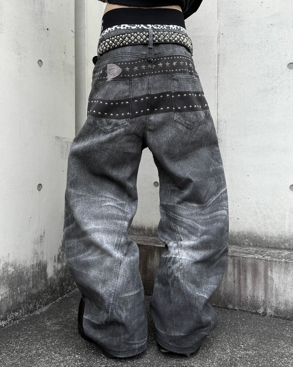 国際配送【Never mind the XU】belt print wide curved denim Pants