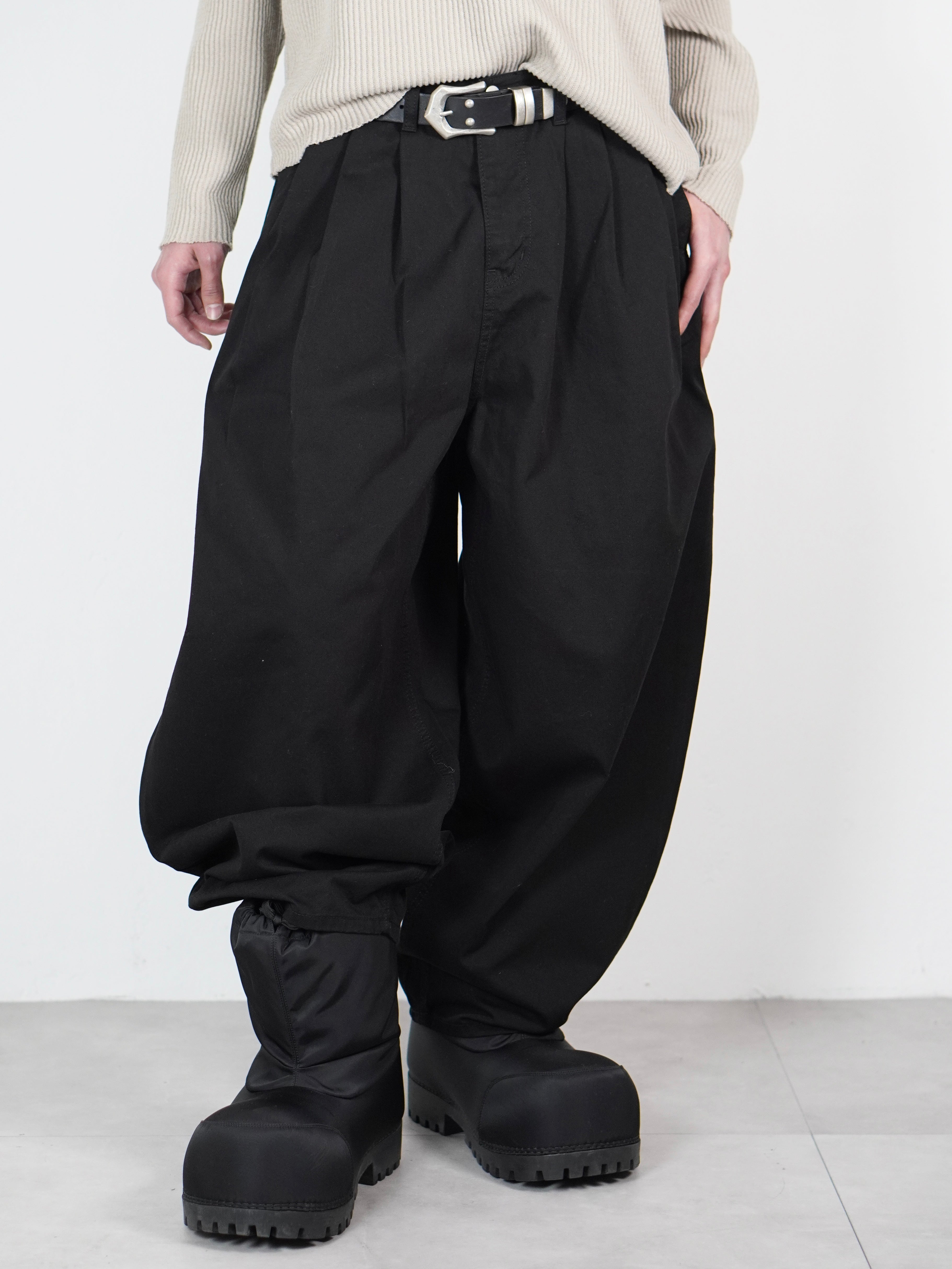 受注制【Chikashitsu +】three pleats chino wide pants