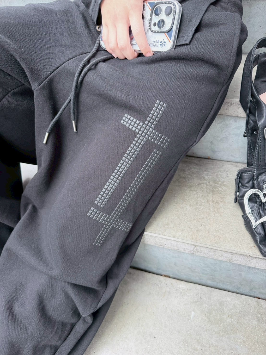 受注制【nmtc+】cross studs sweat pants (2color)