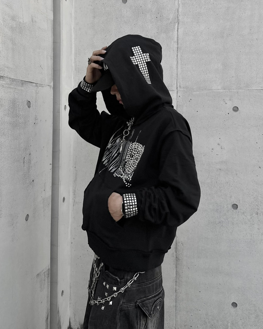 国際配送【Never mind the XU】studded skull hoodie