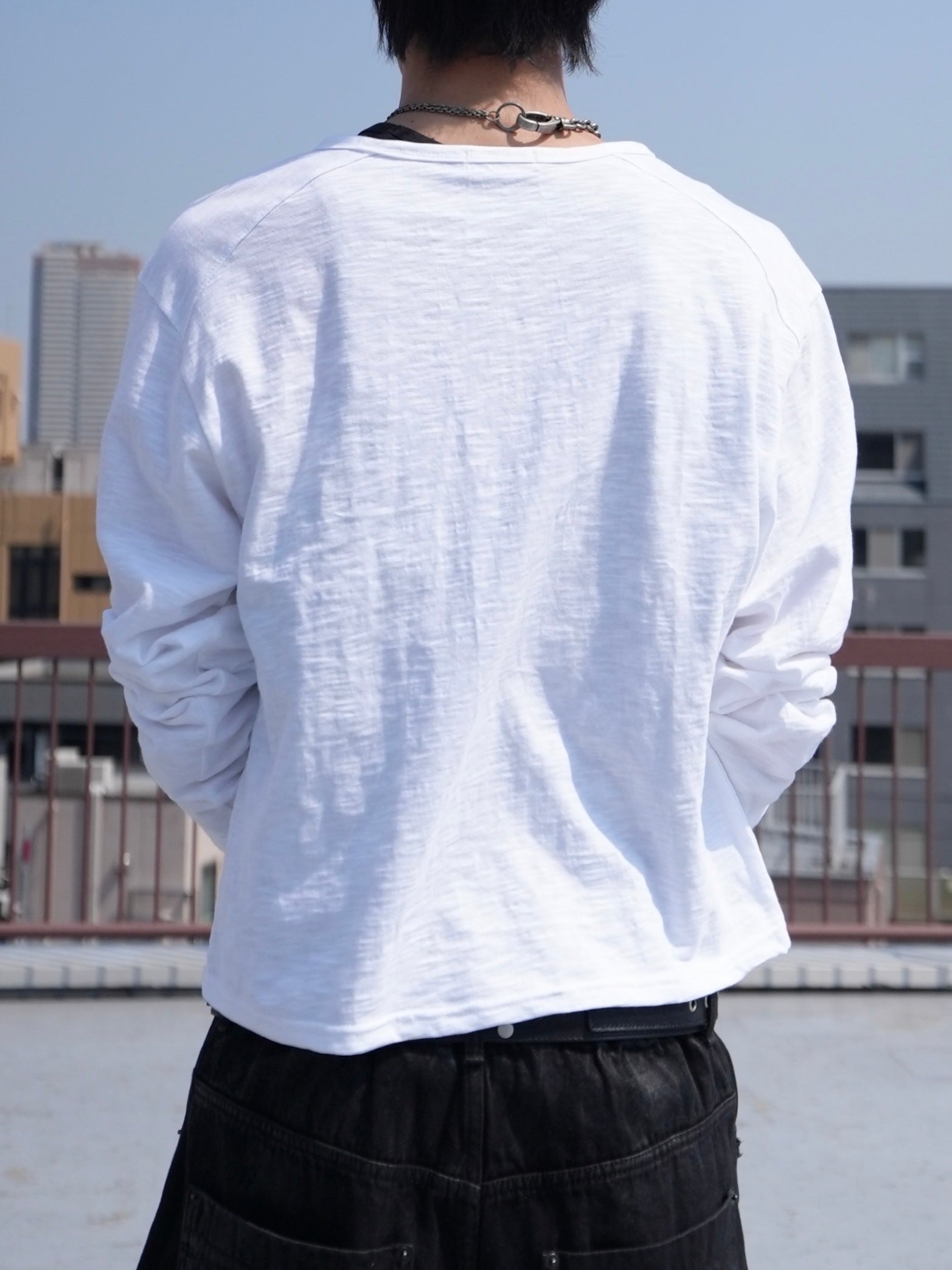 CHIKASHITSU PLUS HIGH】Steel button henley neck tee (2color