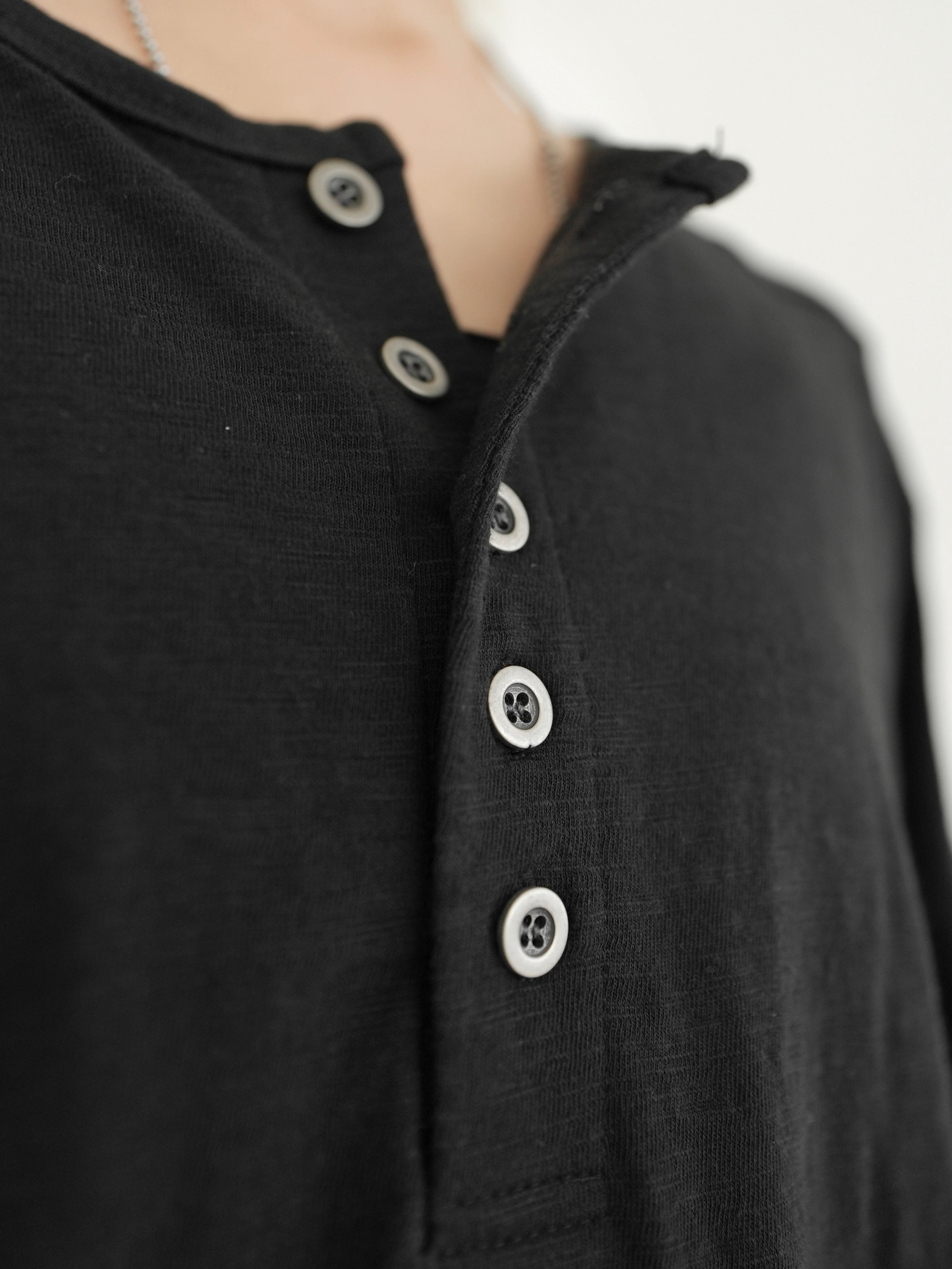 5/23 20:00発売【CHIKASHITSU PLUS HIGH】Steel button henley neck tee (2color)