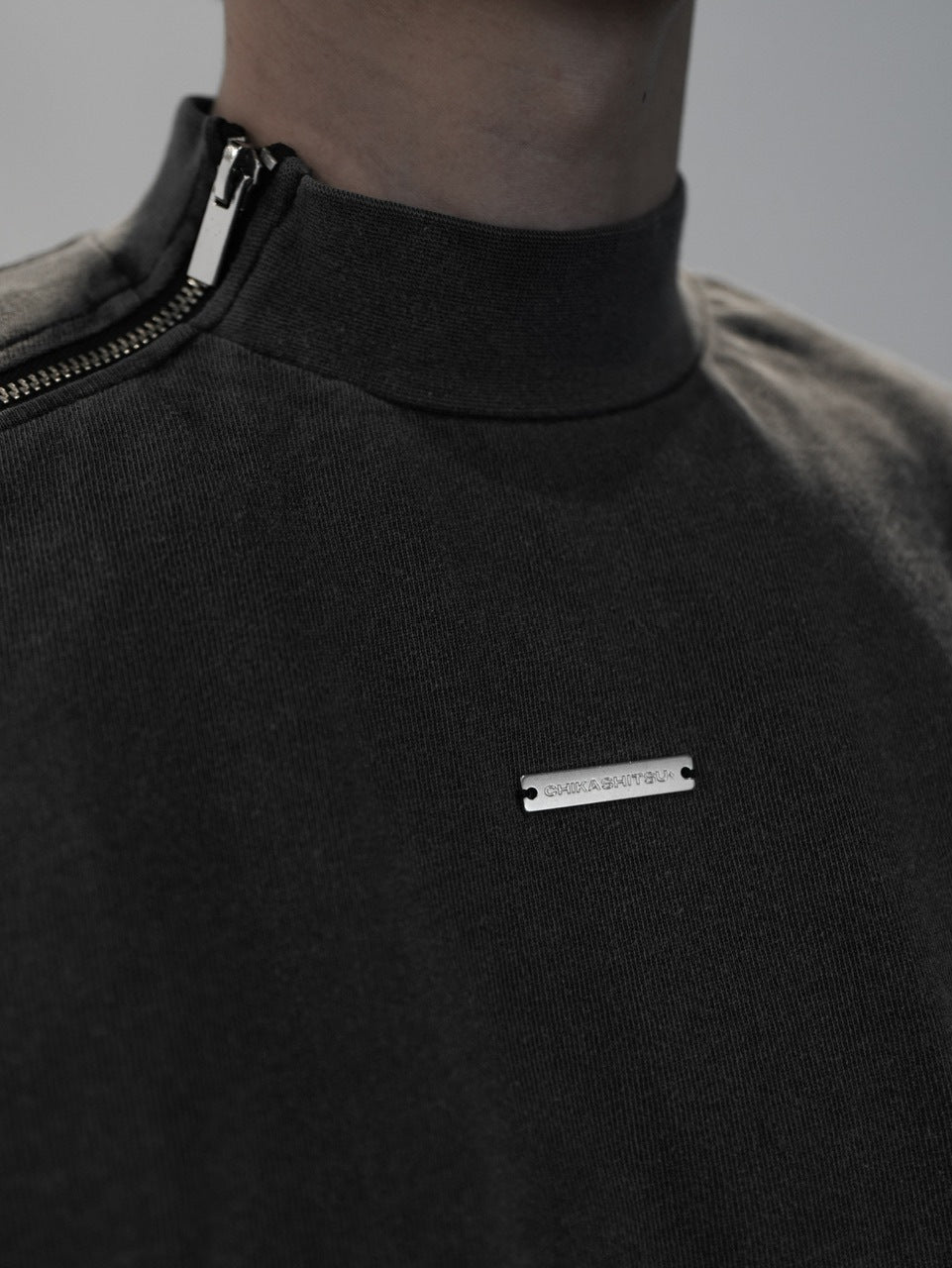 【CS】Shoulder zip mockneck tee (pigment black) / 【シーエス】ショルダージップモックネック半袖Tシャツ