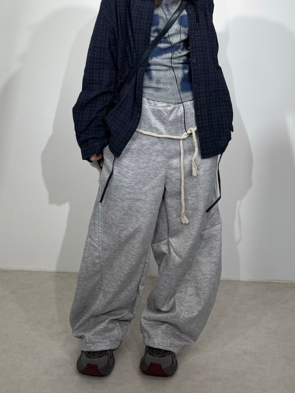【Nerd out XU】waist rope loose sweat pants (2color) / 【ナードアウトエックスユー】ウエストロープルーズスウェットパンツ