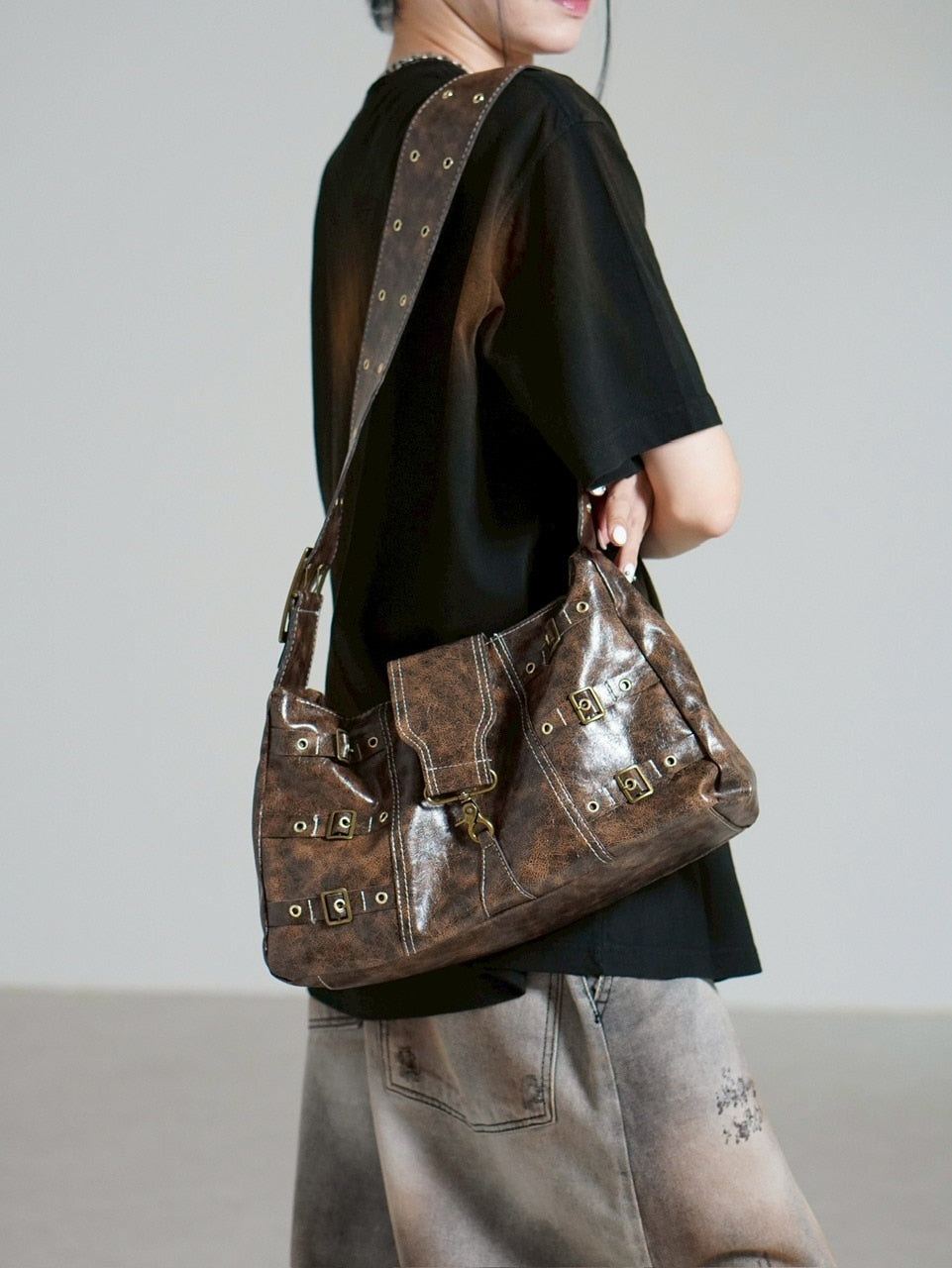 受注制【Chikashitsu +】antique leather buckle shoulder bag / 【チカシツプラス】アンティークレザーバックルショルダーバッグ