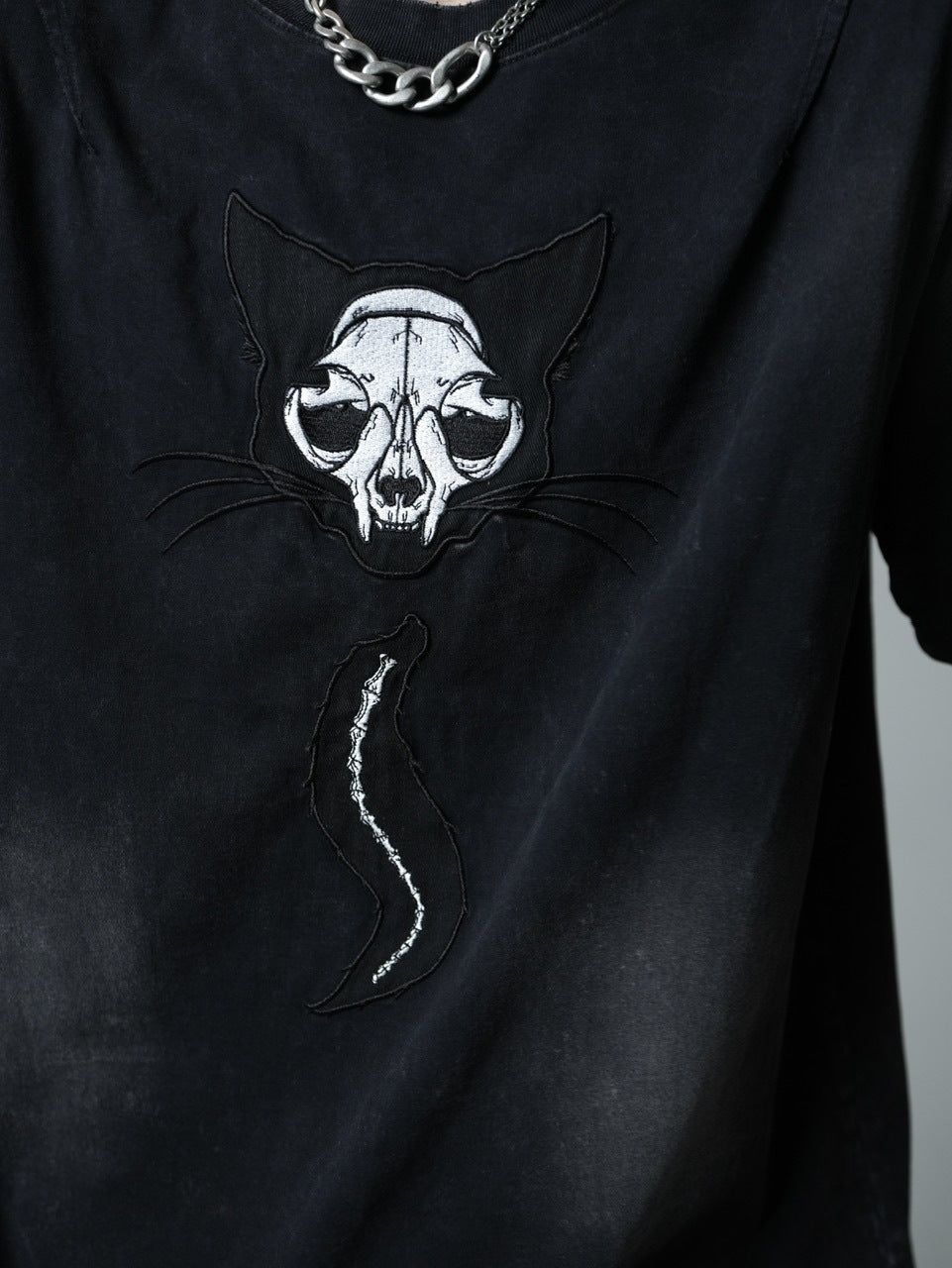 【CHIKASHITSU PLUS HIGH】Destroy skull cat T-shirt (black)