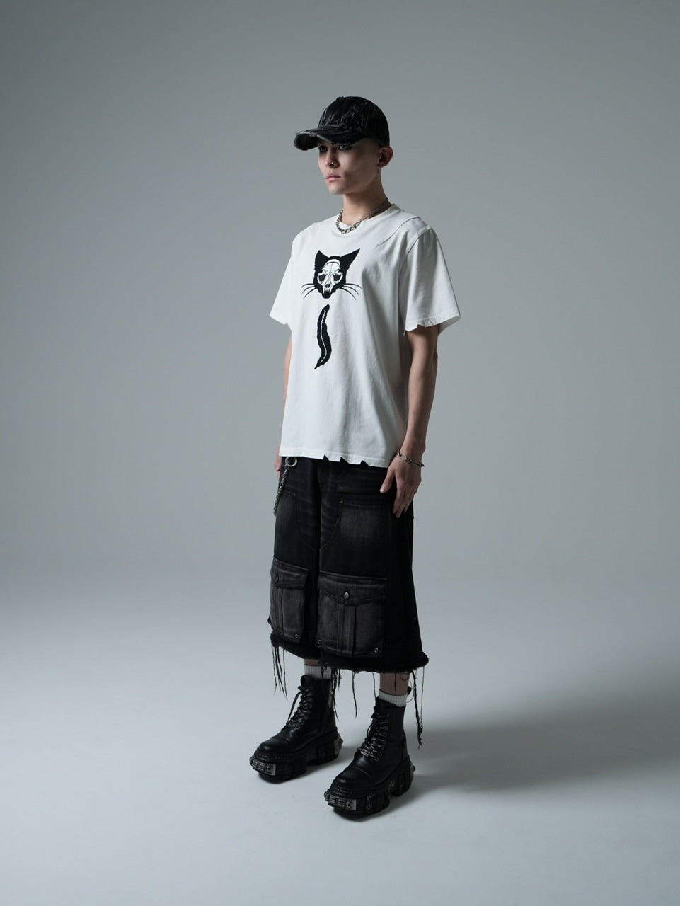 【CHIKASHITSU PLUS HIGH】Destroy skull cat T-shirt (white)