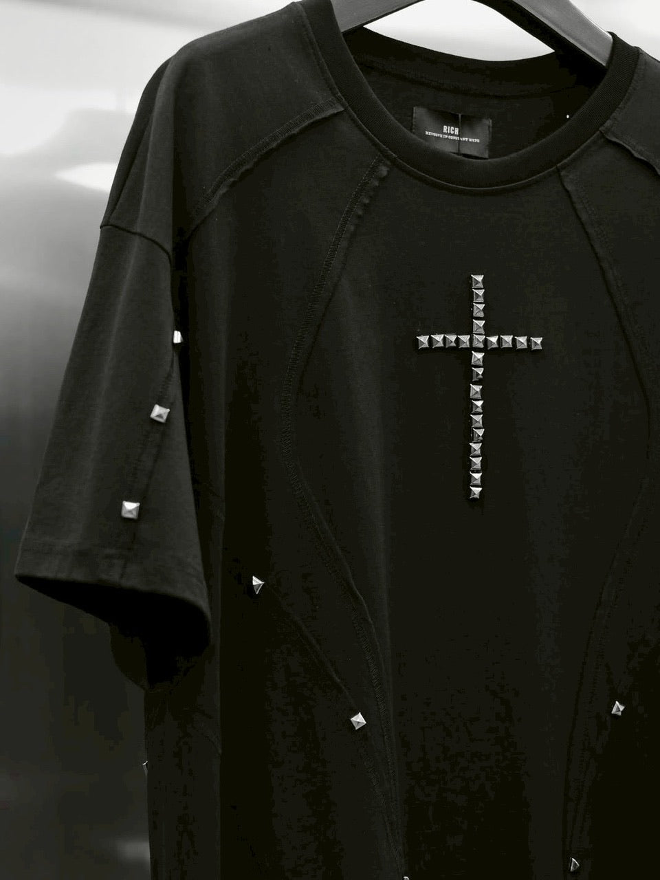 【RICH】Riveted Cross Over T-shirt / 【リッチ】リベットクロスオーバーサイズ半袖Tシャツ
