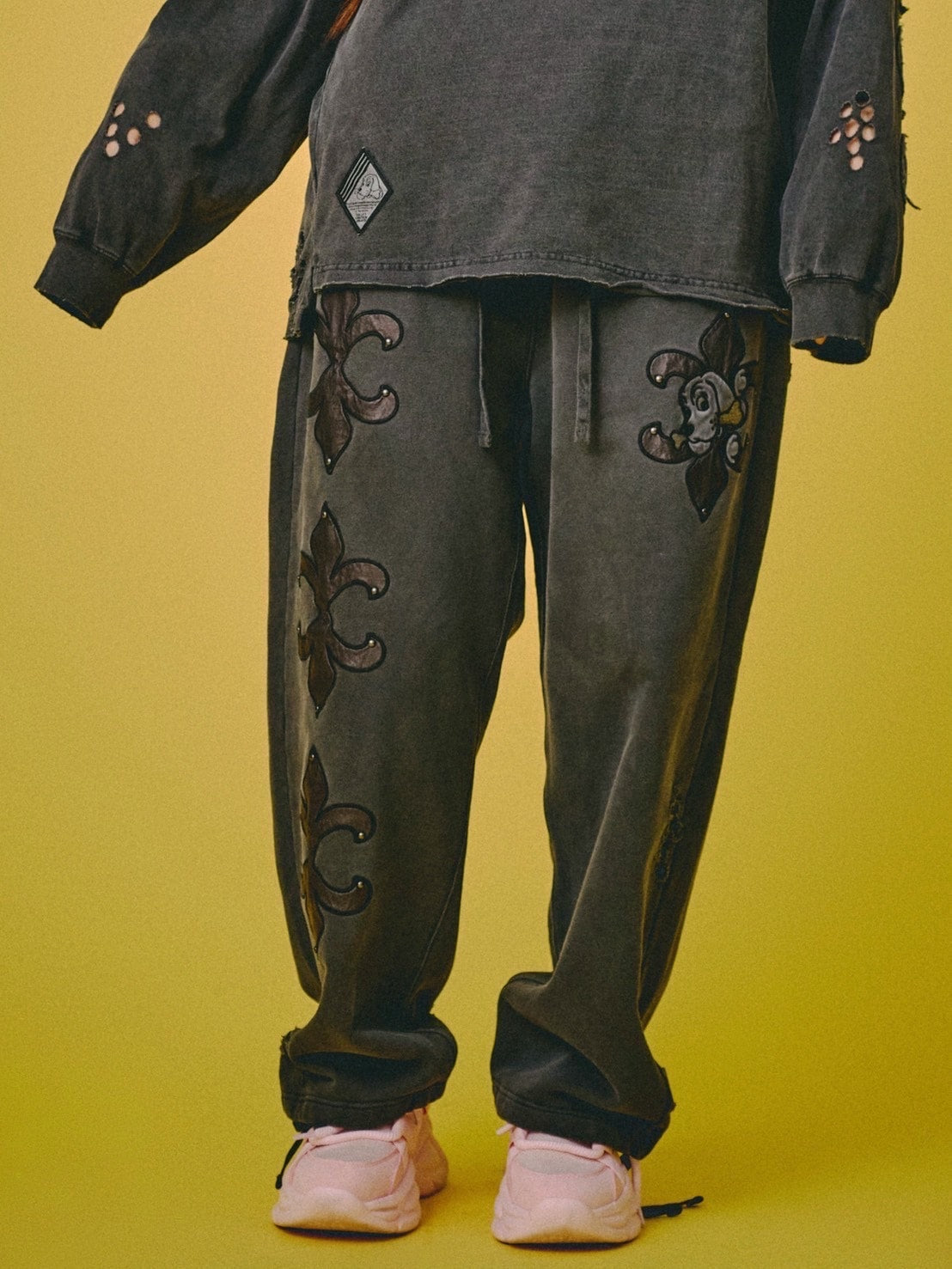 【GALFY】ぼろぼろロゴ百合の紋スウェットパンツ