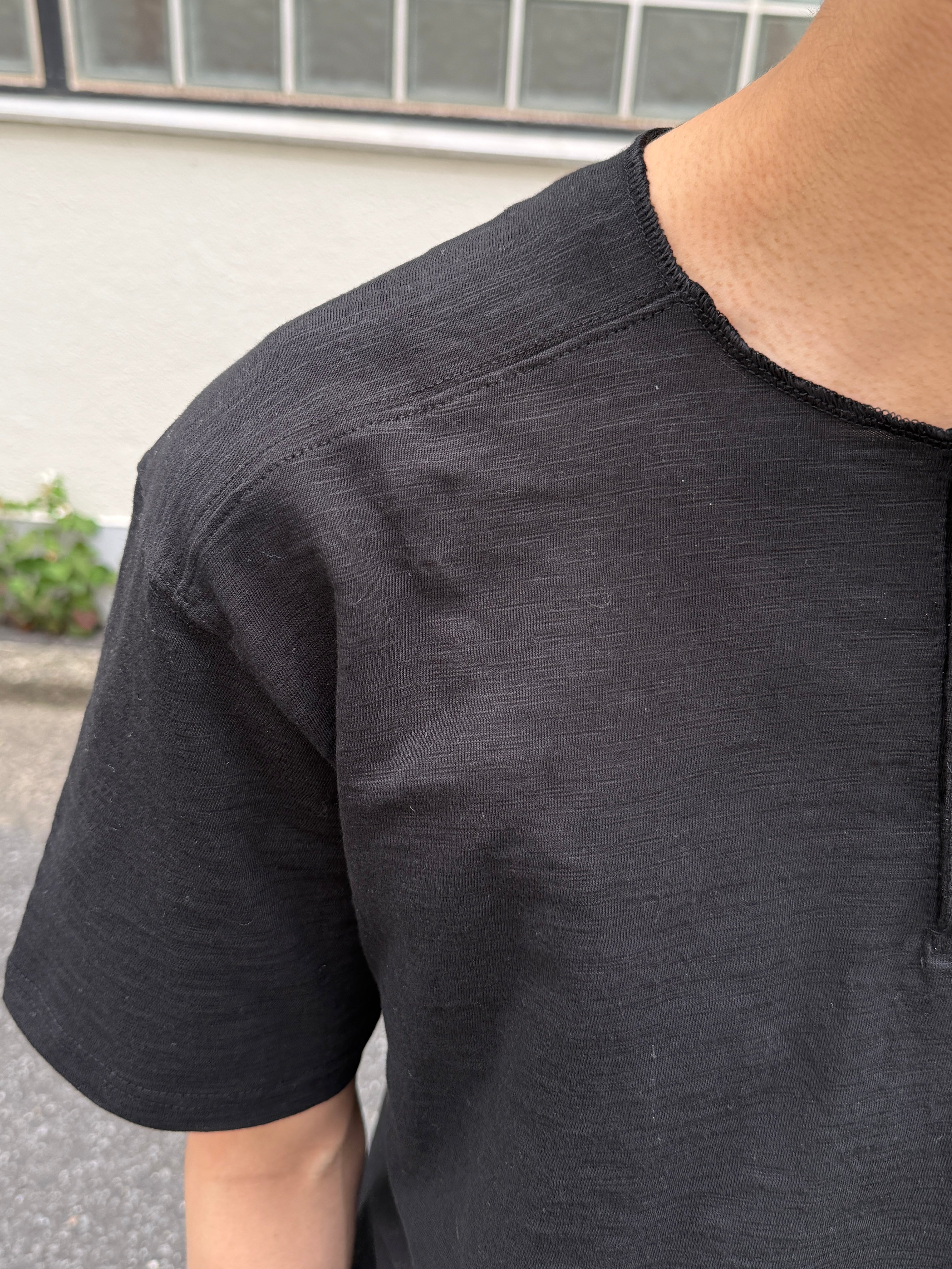 東京店WEB限定受注制【Chikashitsu +】cropped henley neck tee (3color)