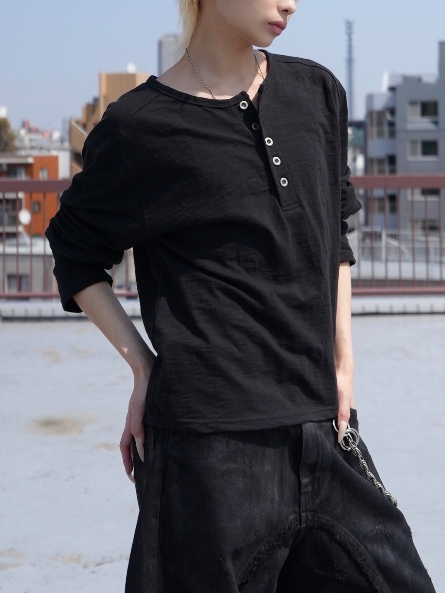 5/23 20:00発売【CHIKASHITSU PLUS HIGH】Steel button henley neck tee (2color)
