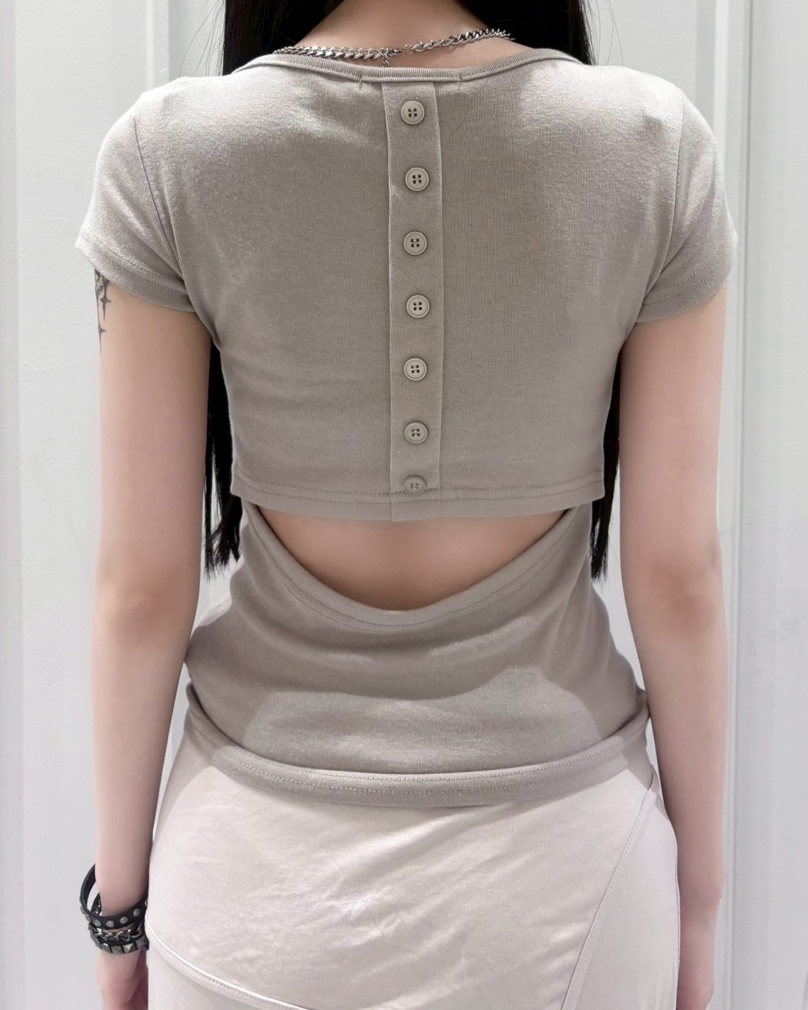 受注制【nmtc+】Back Button Slit U-Neck Tee (5color)
