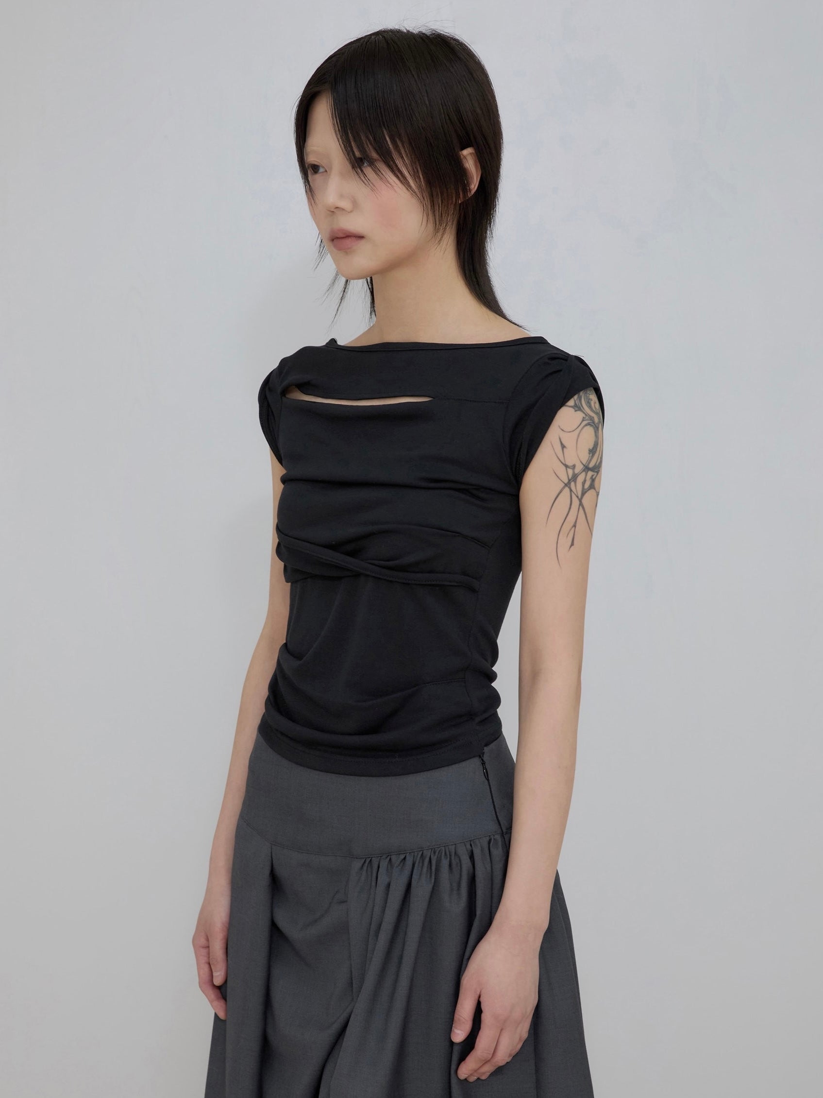 6/22 21:00発売【FLAREUP】Asymmetrical Draped Roll-Up T-Shirt