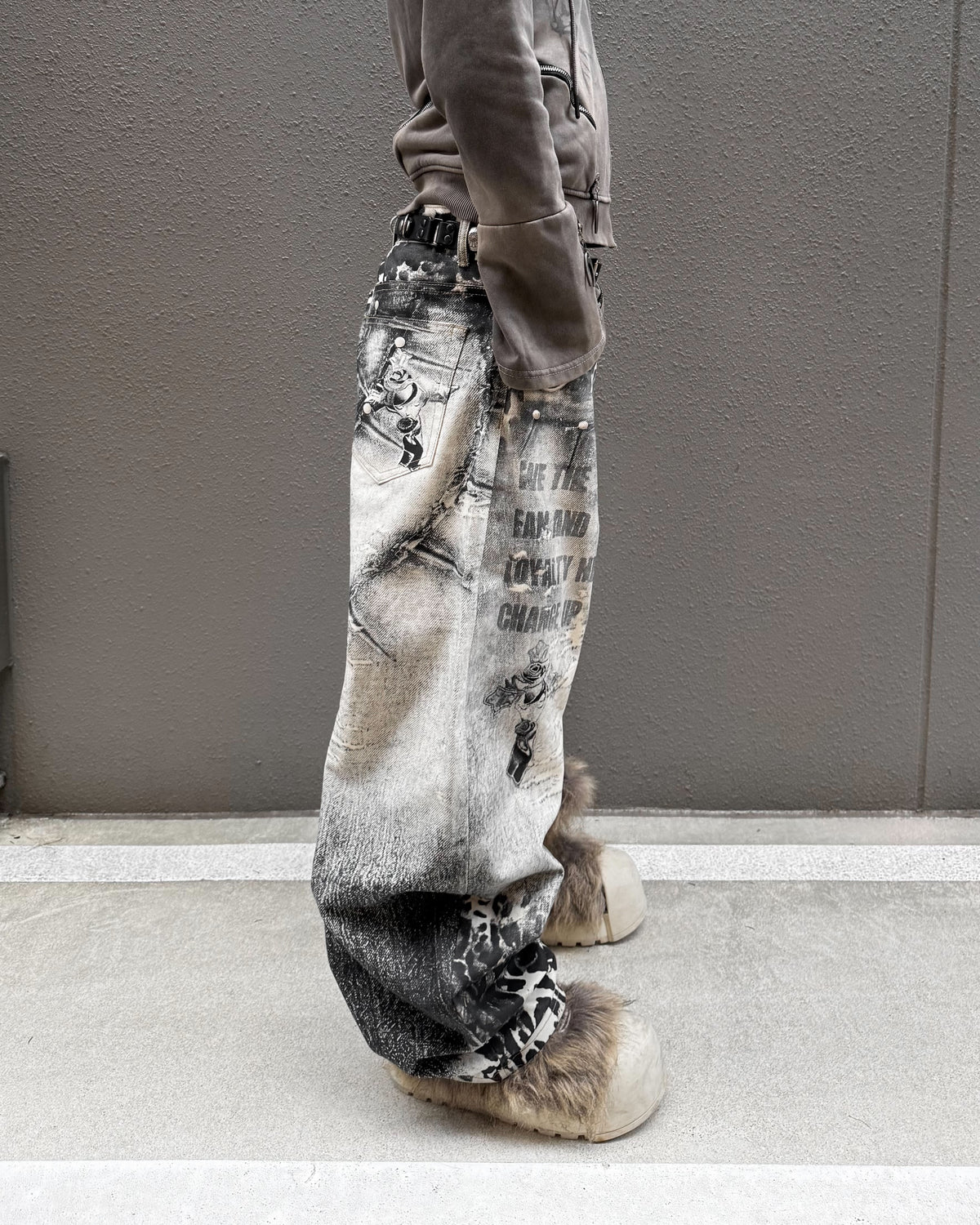 国際配送【Never mind the XU】Leopard graphic washed denim pants