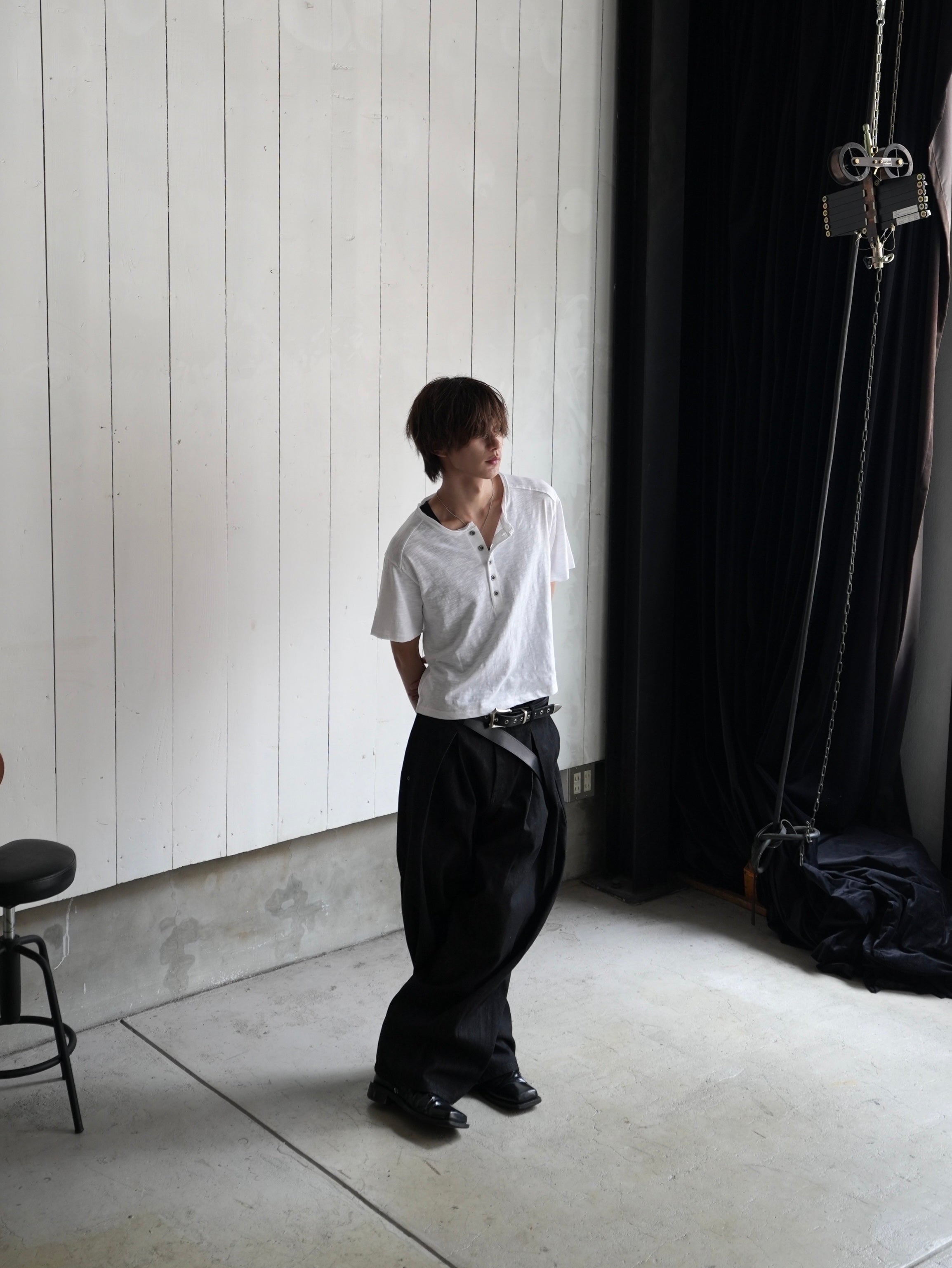【CHIKASHITSU PLUS HIGH】Steel button short sleeve henley tee (2color)