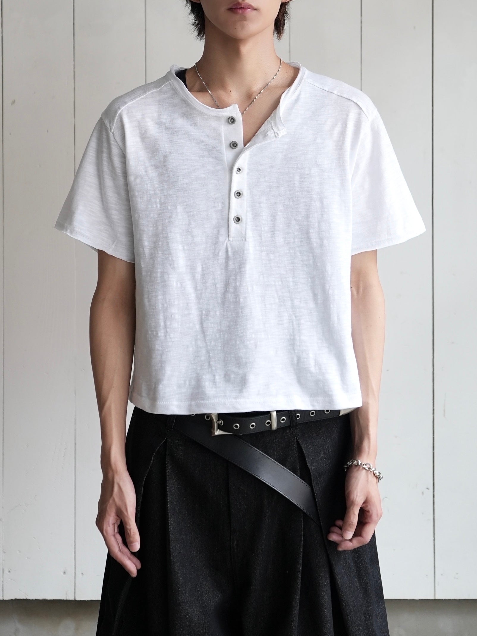 【CHIKASHITSU PLUS HIGH】Steel button short sleeve henley tee (2color)