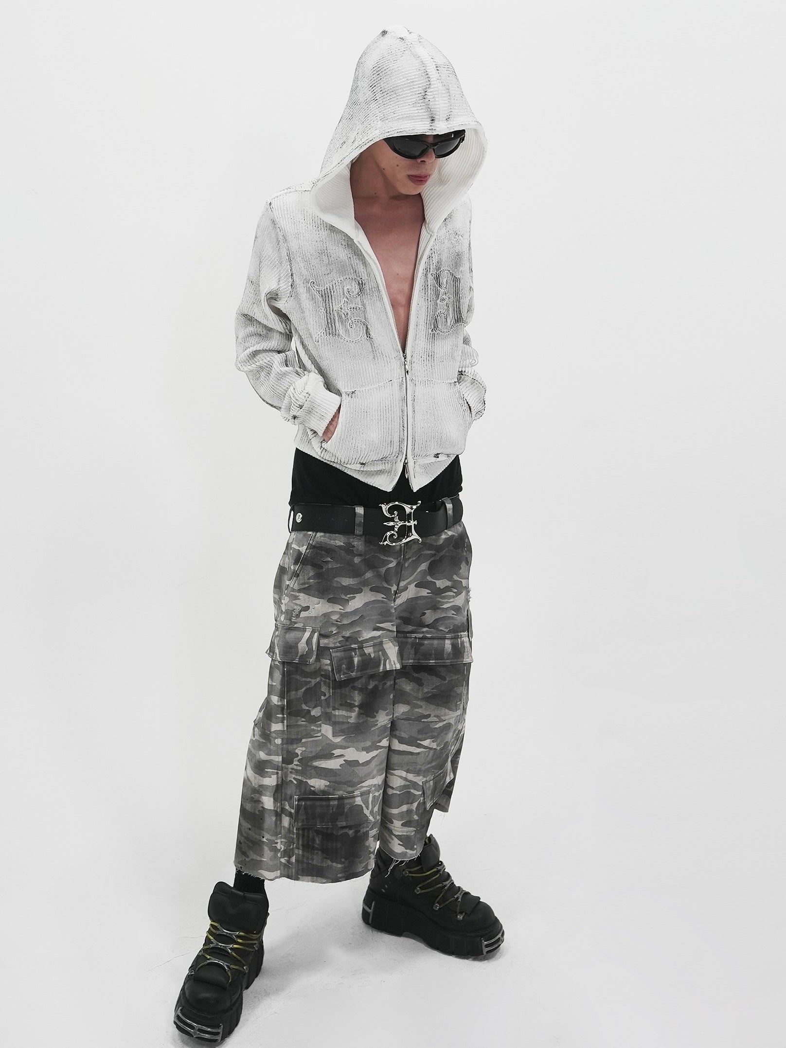 【E RIN AI E】DISTRESSED CAMO CARGO BERMUDA PANTS