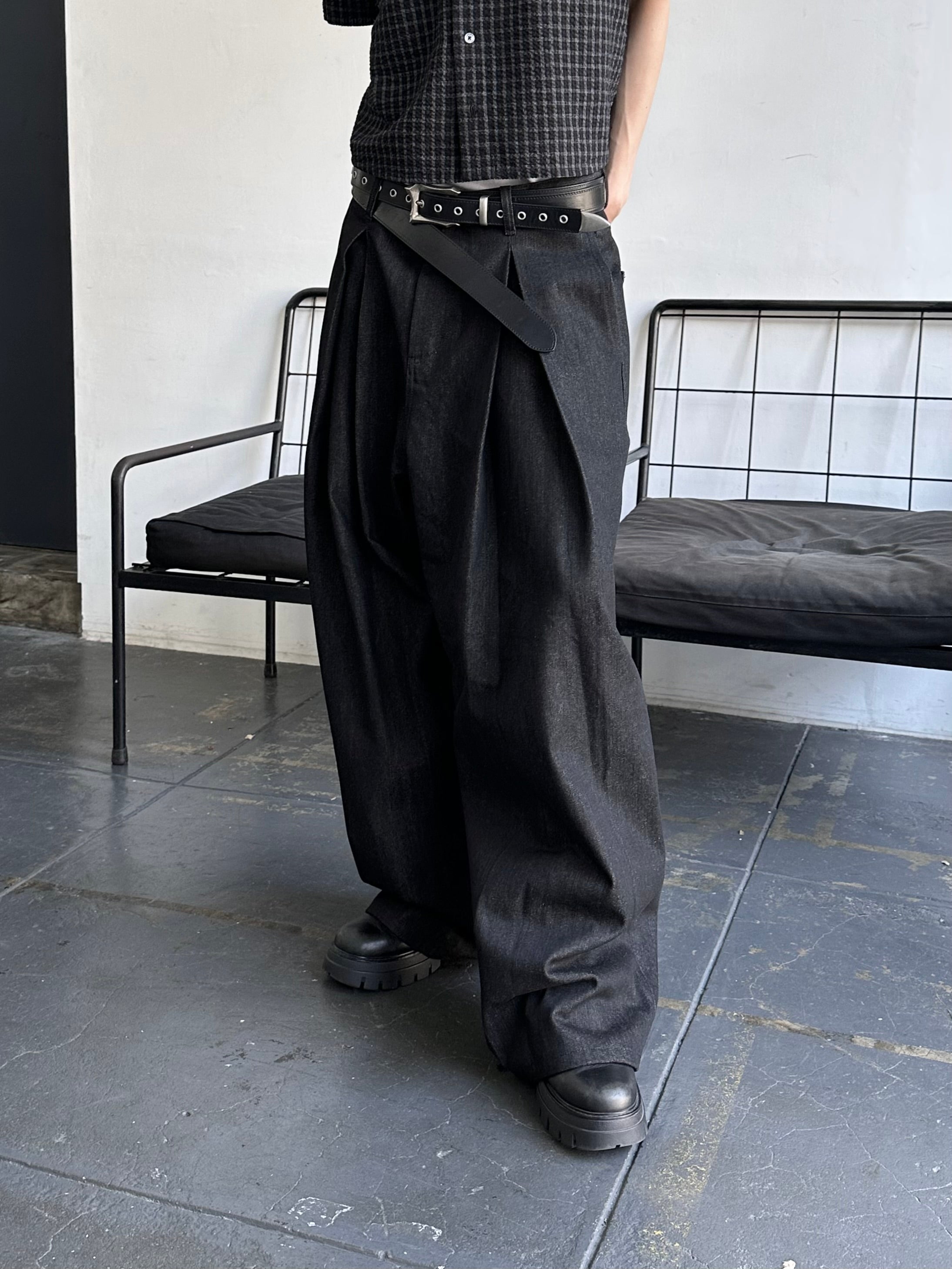 5/23 20:00発売【CHIKASHITSU PLUS HIGH】Deep tuck raw denim pants