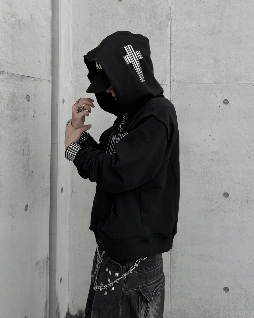 国際配送【Never mind the XU】studded skull hoodie