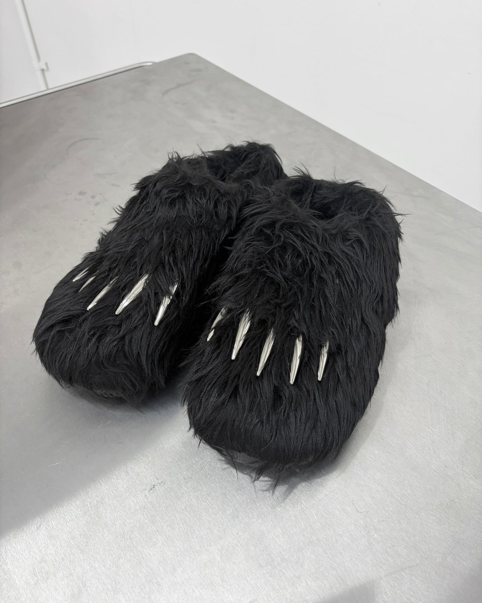 9/18 20:00 発売
国際配送【Nerd out XU】Kumasan Fur Slippers