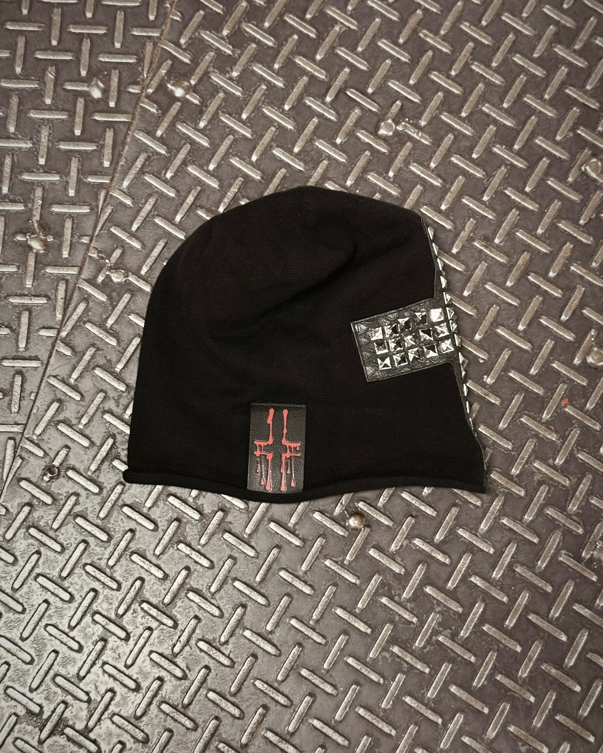 国際配送【Never mind the XU】CROSS STUDDED BEANIE