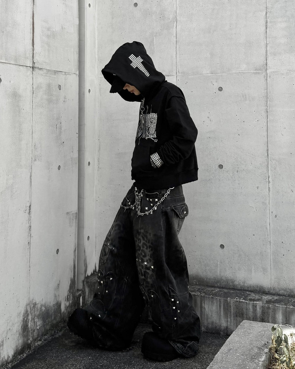 国際配送【Never mind the XU】studded skull hoodie